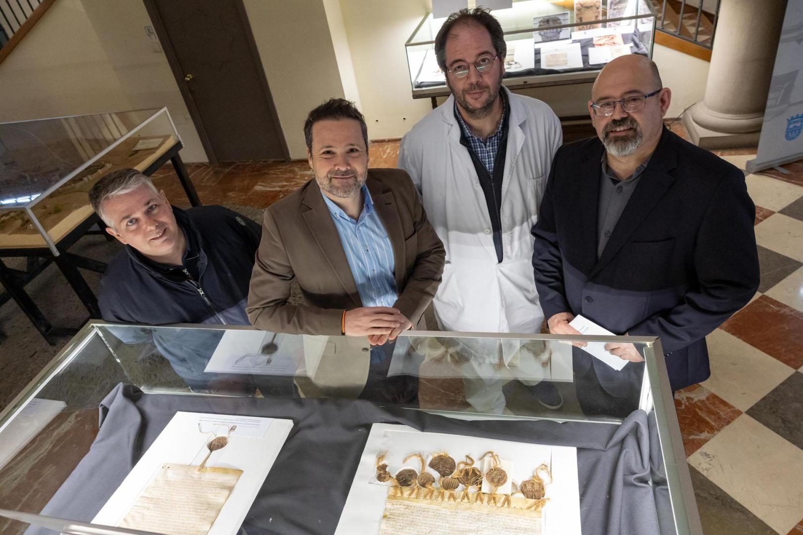 De izda. a dcha., el concejal Fernando Ferrer Molina; Alejandro Toquero Gil, alcalde de Tudela; y Goyo Campo Bravo e Íñigo Pérez Ochoa, técnico y responsable del Archivo Municipal de Tudela, respectivamente