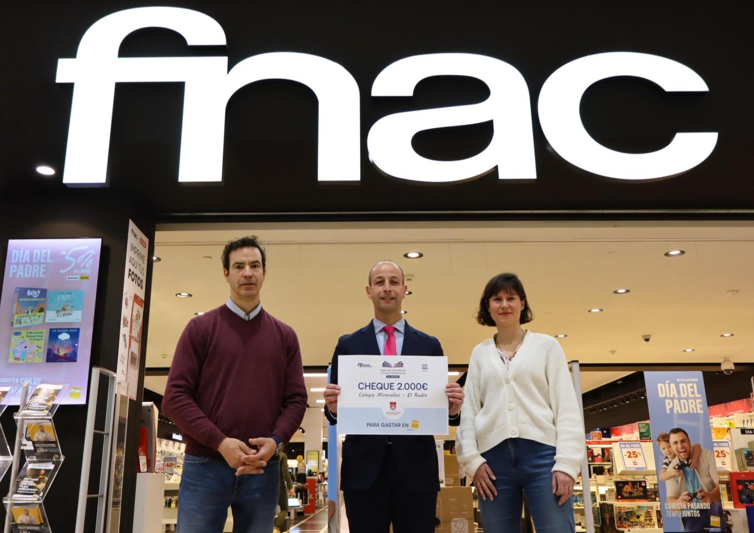 De izda a dcha., Ion Buxens, director del Salón del Estudiante y Futuro Profesional; Jorge Álvarez, director adjunto del colegio Miravalles-El Redín, y Margaux Guilbaud, gerente de Fnac La Morea