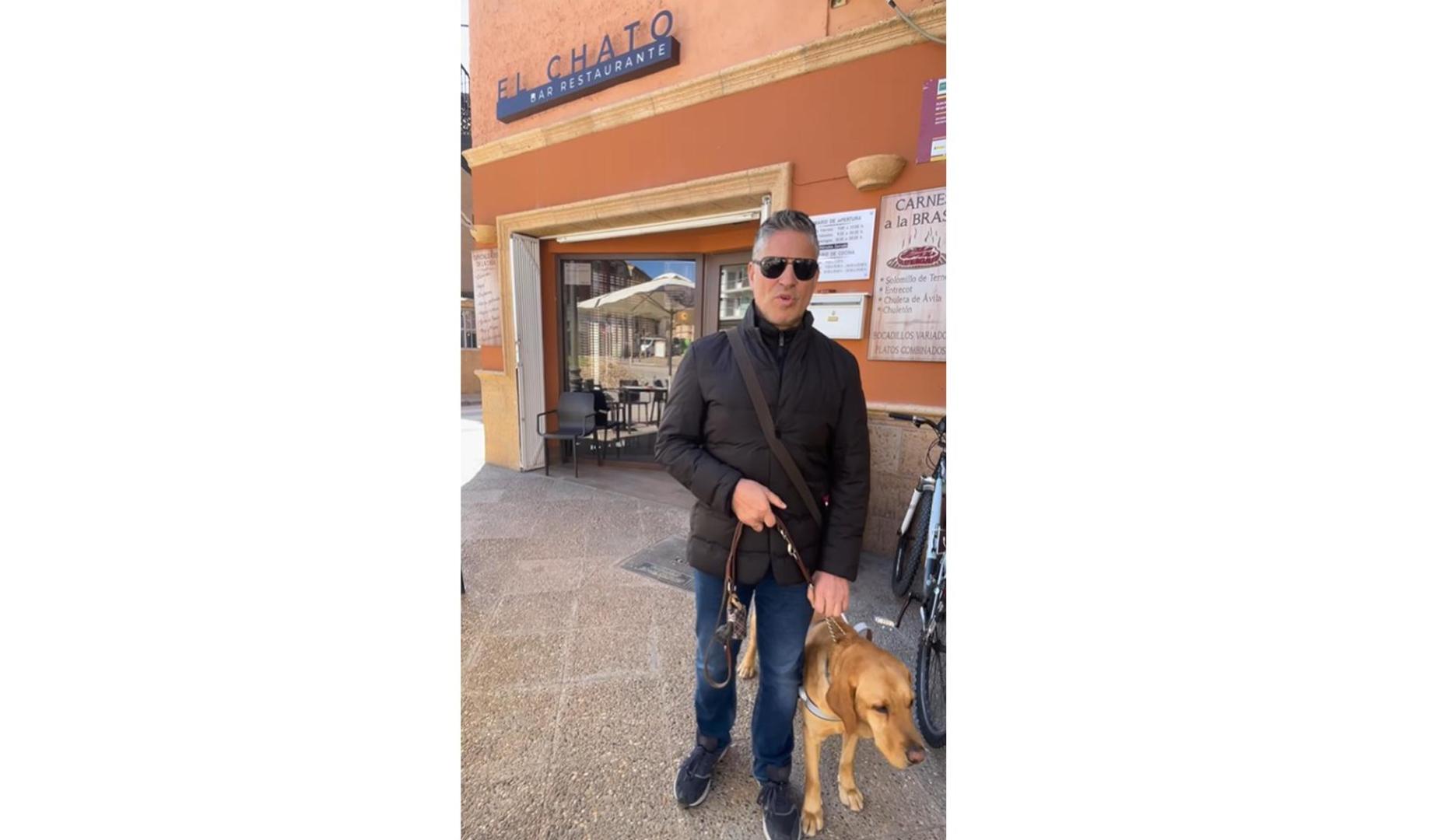 Expulsan a Serafín Zubiri de un local por ir con su perro guía