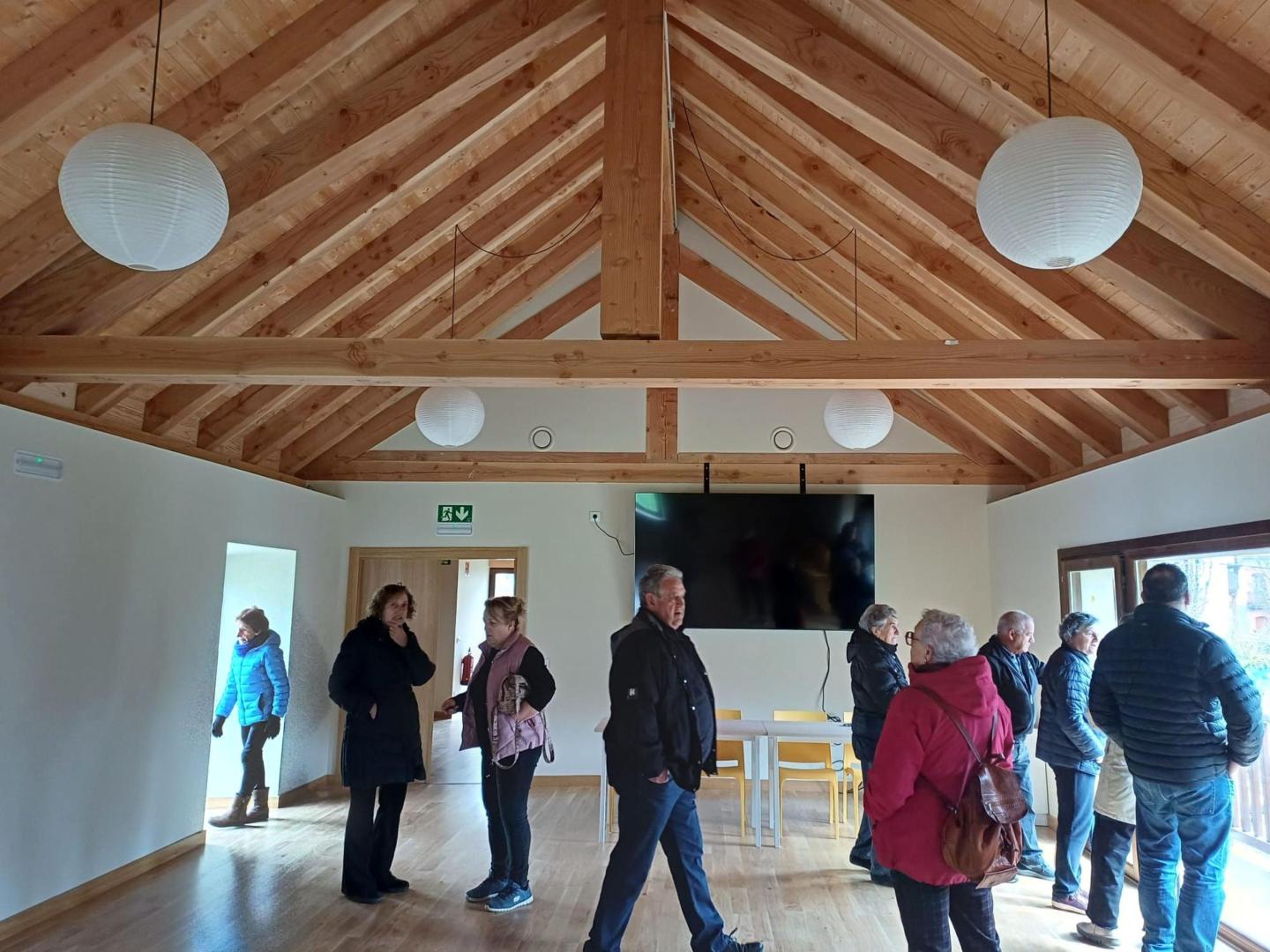 Visitas vecinales al nuevo espacio en el molino de Ezcároz durante la jornada de puertas abiertas.