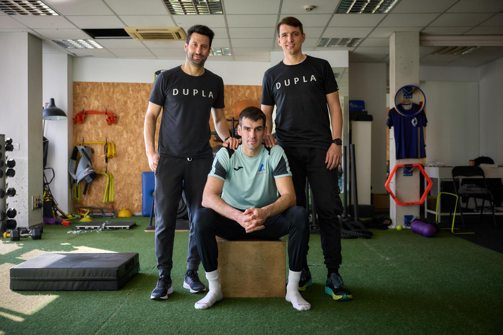 Rubén Ayarra, Joseba Ezkurdia y  Carlos Chocarro después de un entrenamiento.