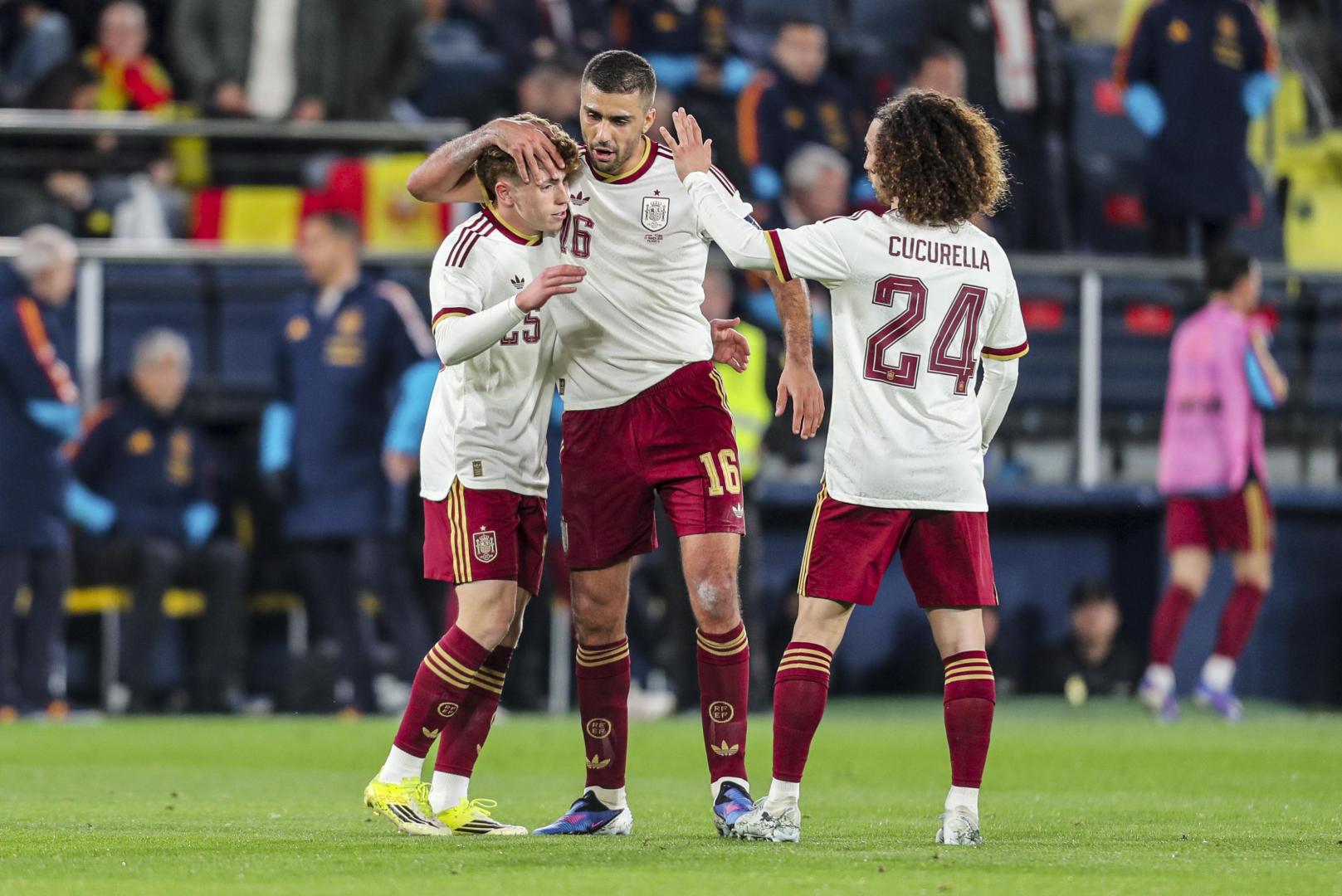 Víctor Muñoz recibe el abrazo de Rodri Hernández tras el gol que marcó a los pocos minutos de saltar al césped de La Cerámica