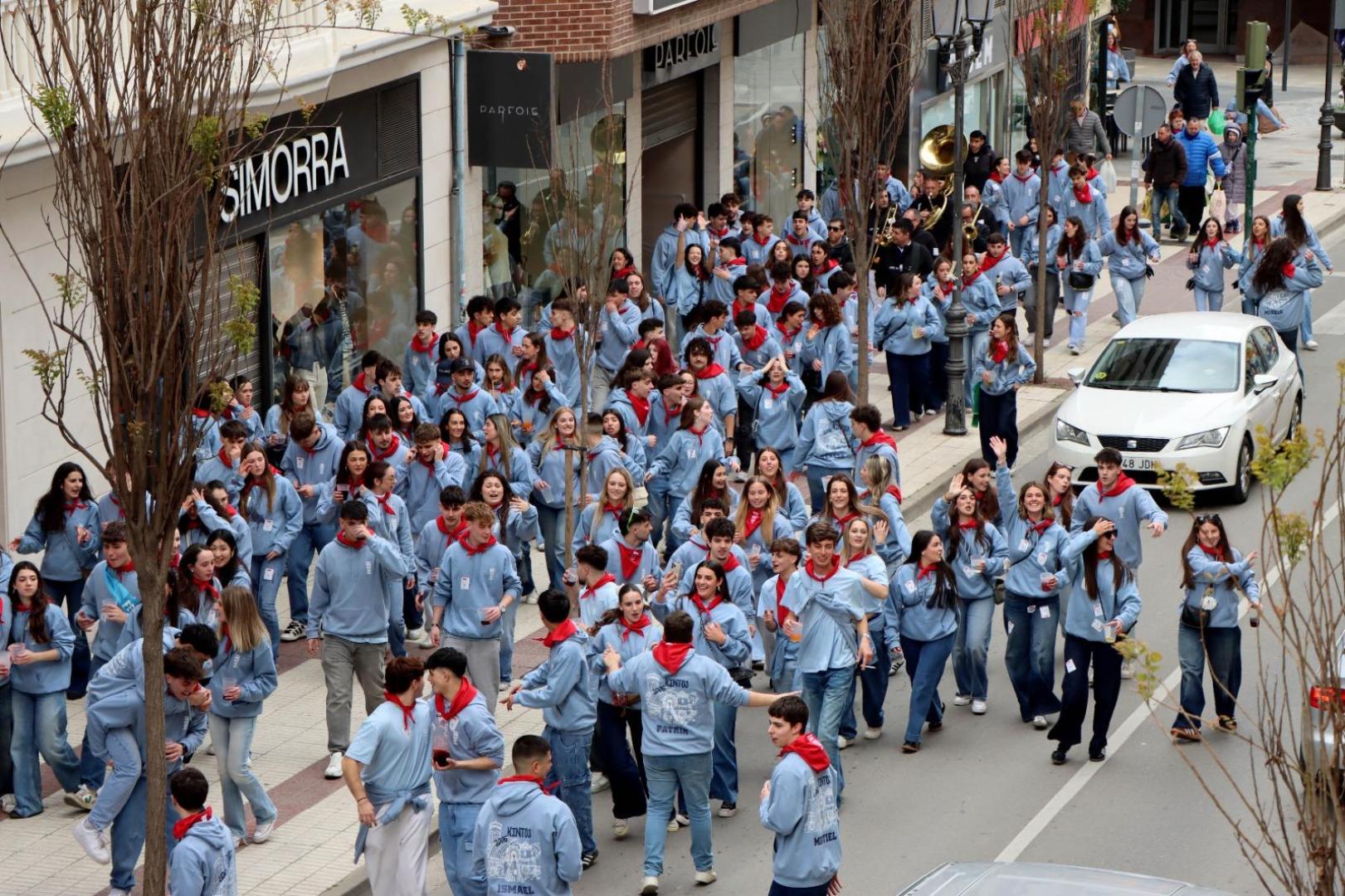 Imagen del grupo de Quintos de 2006 de Tudela, en la avenida de Zaragoza