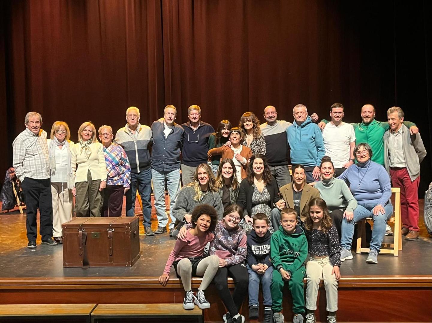 Elenco participante en la obra teatral ligada a la presentación de la asociación Artelke en Aoiz