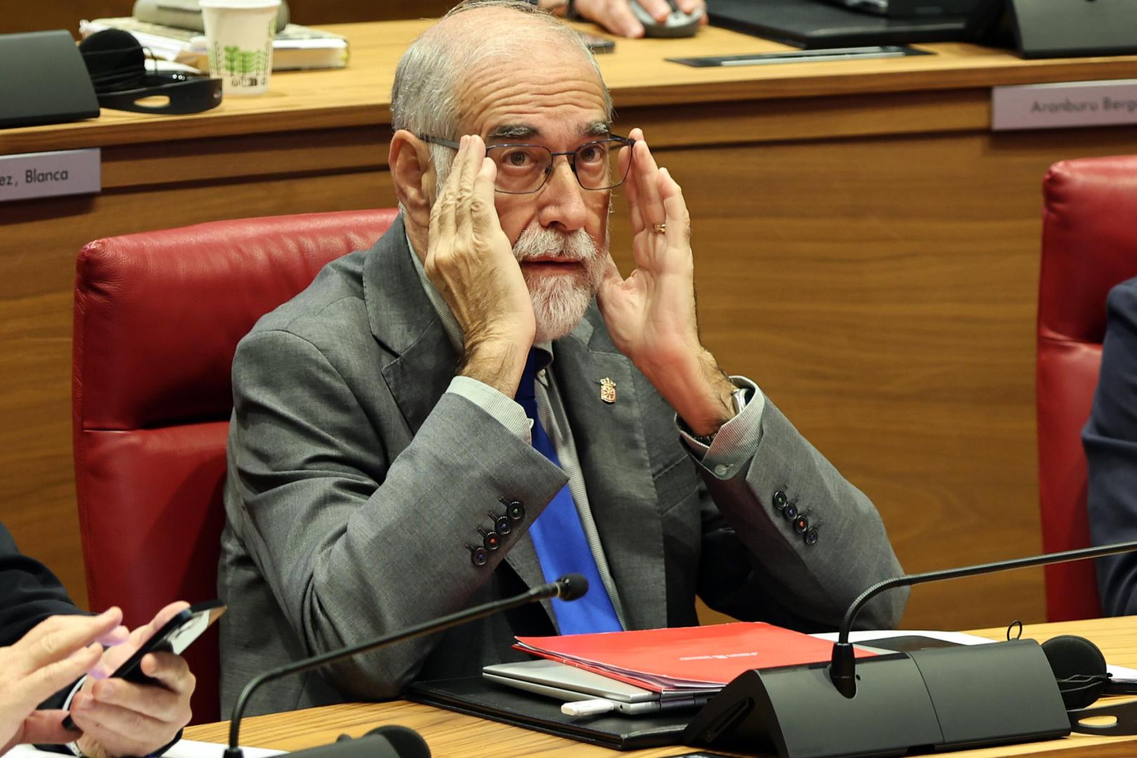 El consejero de Salud, Fernando Domínguez, durante un pleno parlamentario