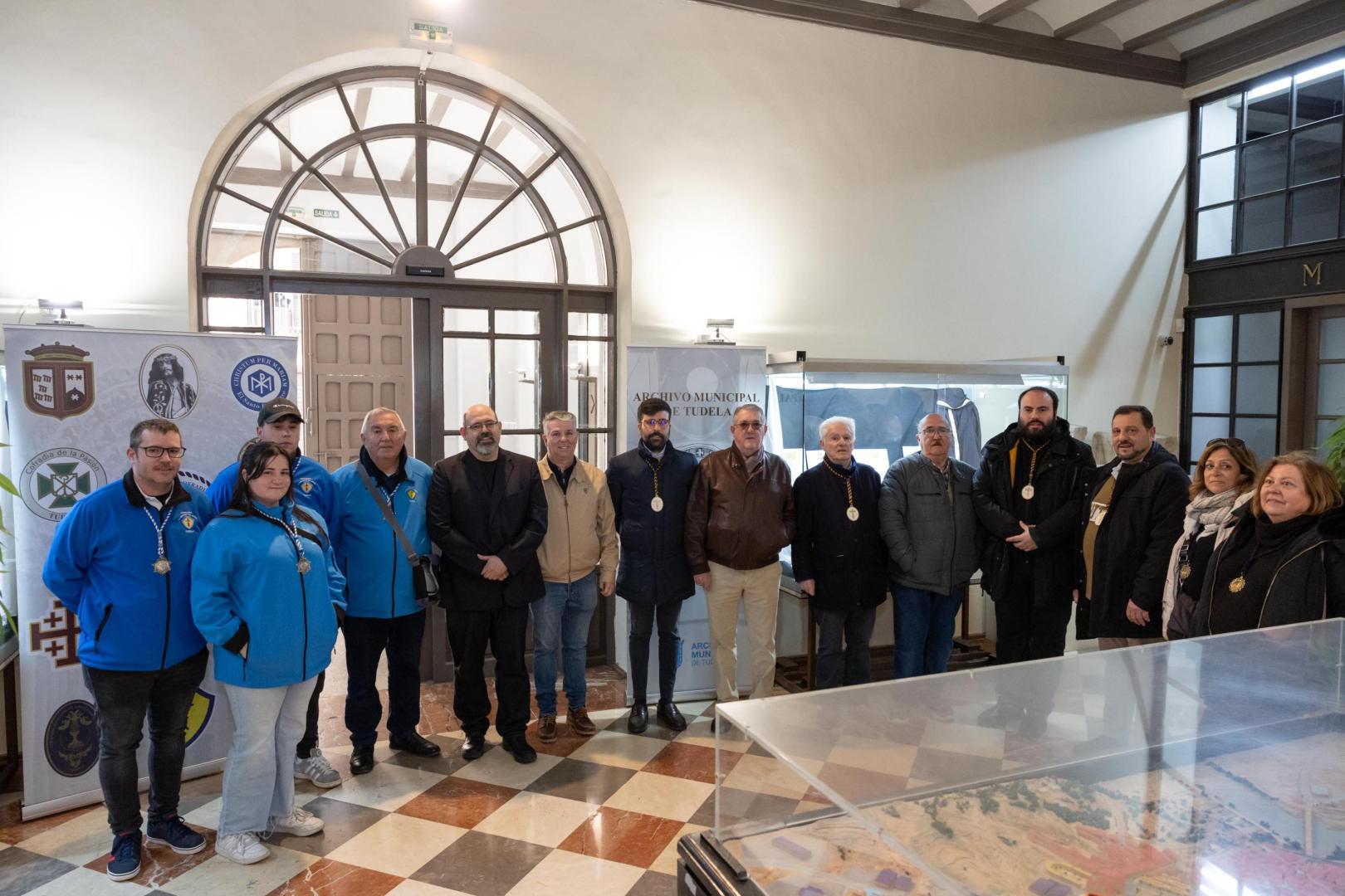 Invitados a la inauguración de la exposición fotográfica de la Semana Santa de Tudela, ubicada en el Archivo Municipal