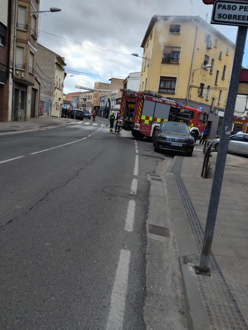 Los bomberos, frente a la vivienda donde se ha declarado el incendio