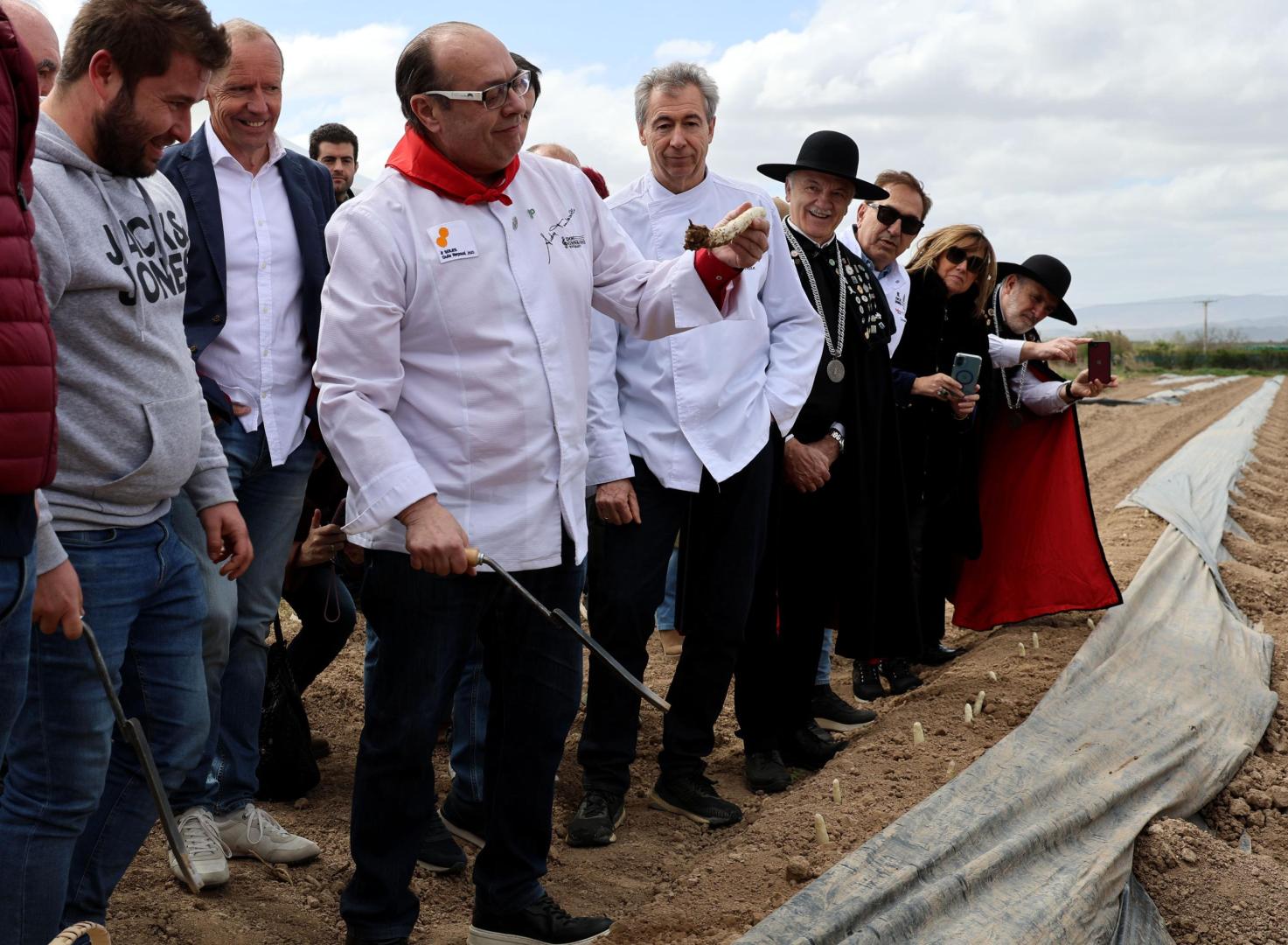 El chef homenajeado Andrea Tumbarello, con el primer espárrago recogida en la finza de Azagra.