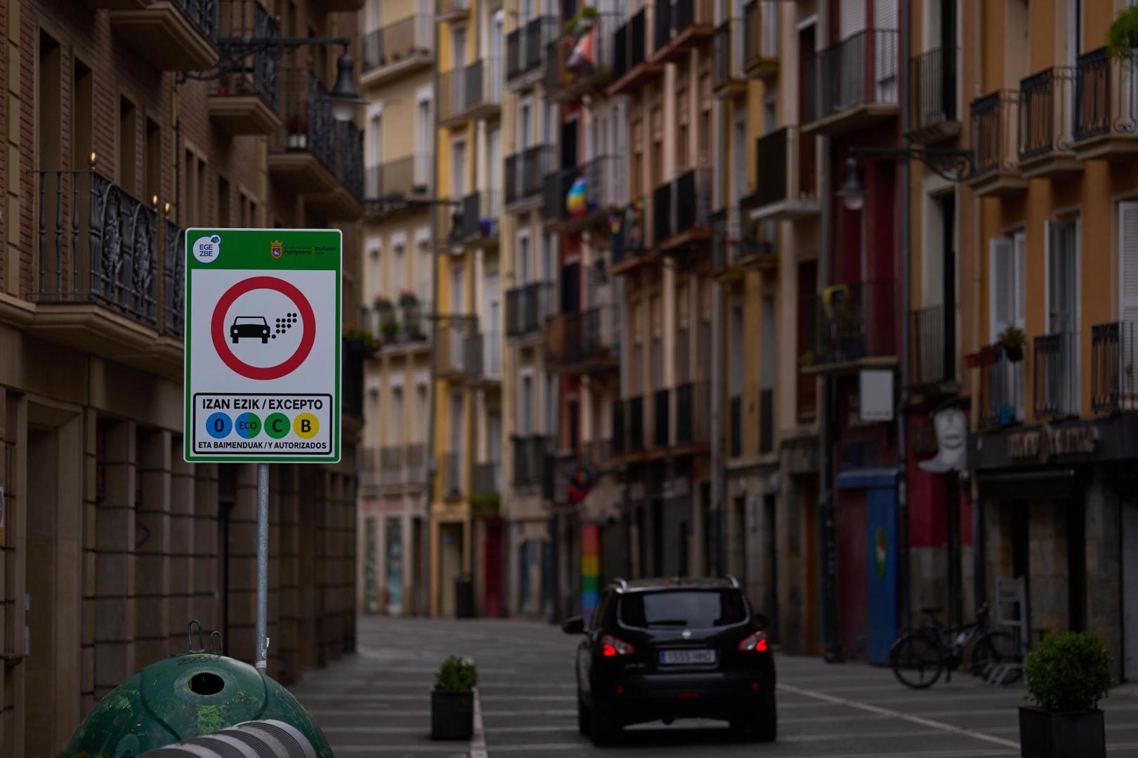 Un coche se adentra en el Casco Viejo pamplonés por la calle Nueva junto a una señal de la Zona de Bajas Emisiones