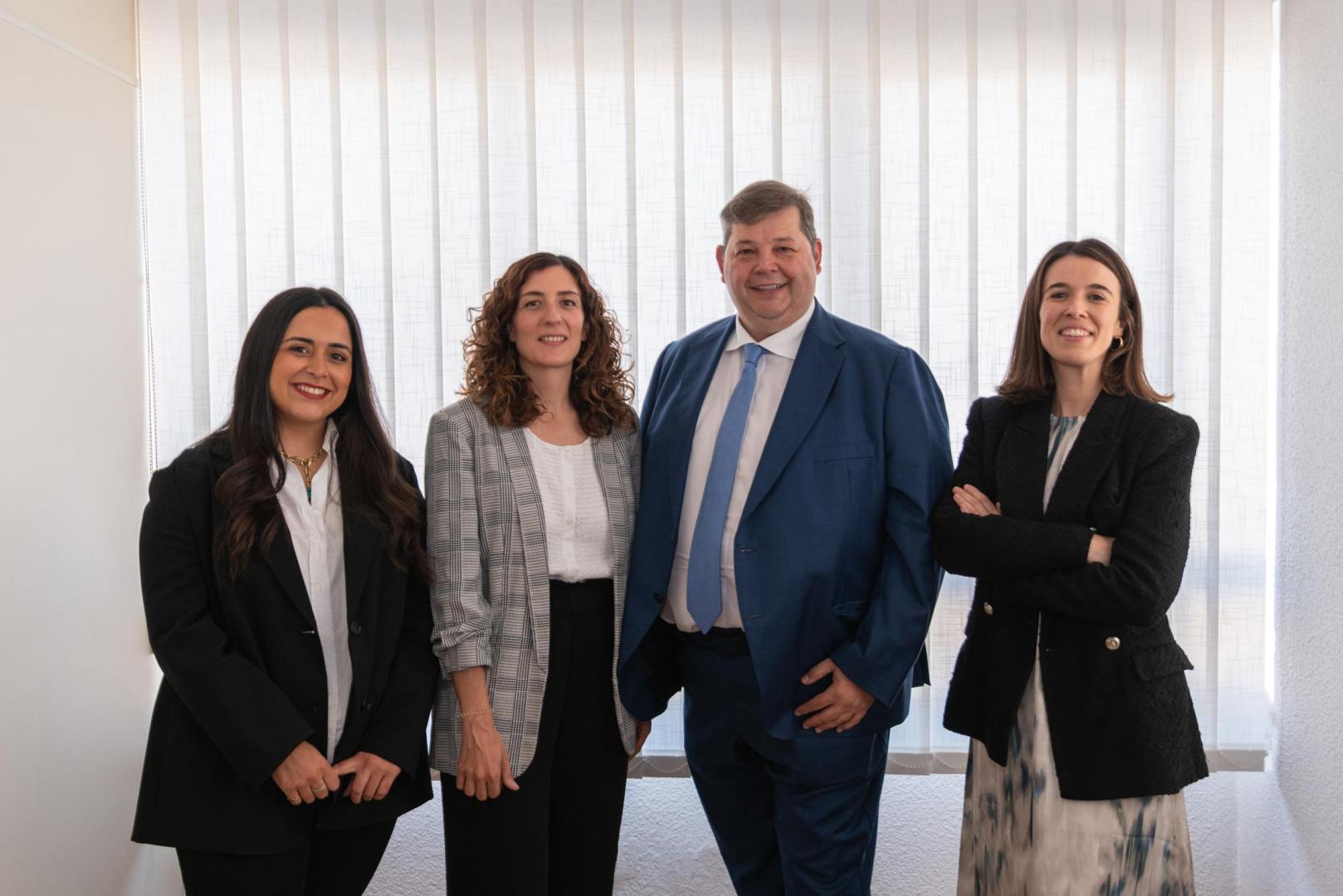 Oihane Delgado, Oihana Rebolé , Alberto Picón  y Maite Aldaz, en las oficinas del Bufete Picón