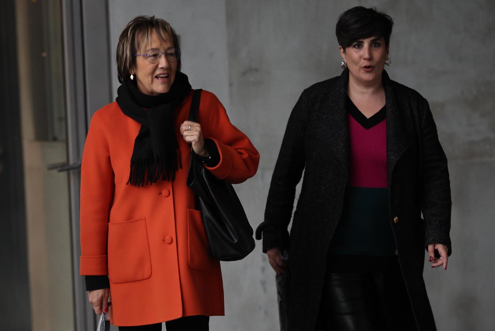 Nekane Oroz, acompañada de María Solana, a su llegada este miércoles a la comisión de investigación