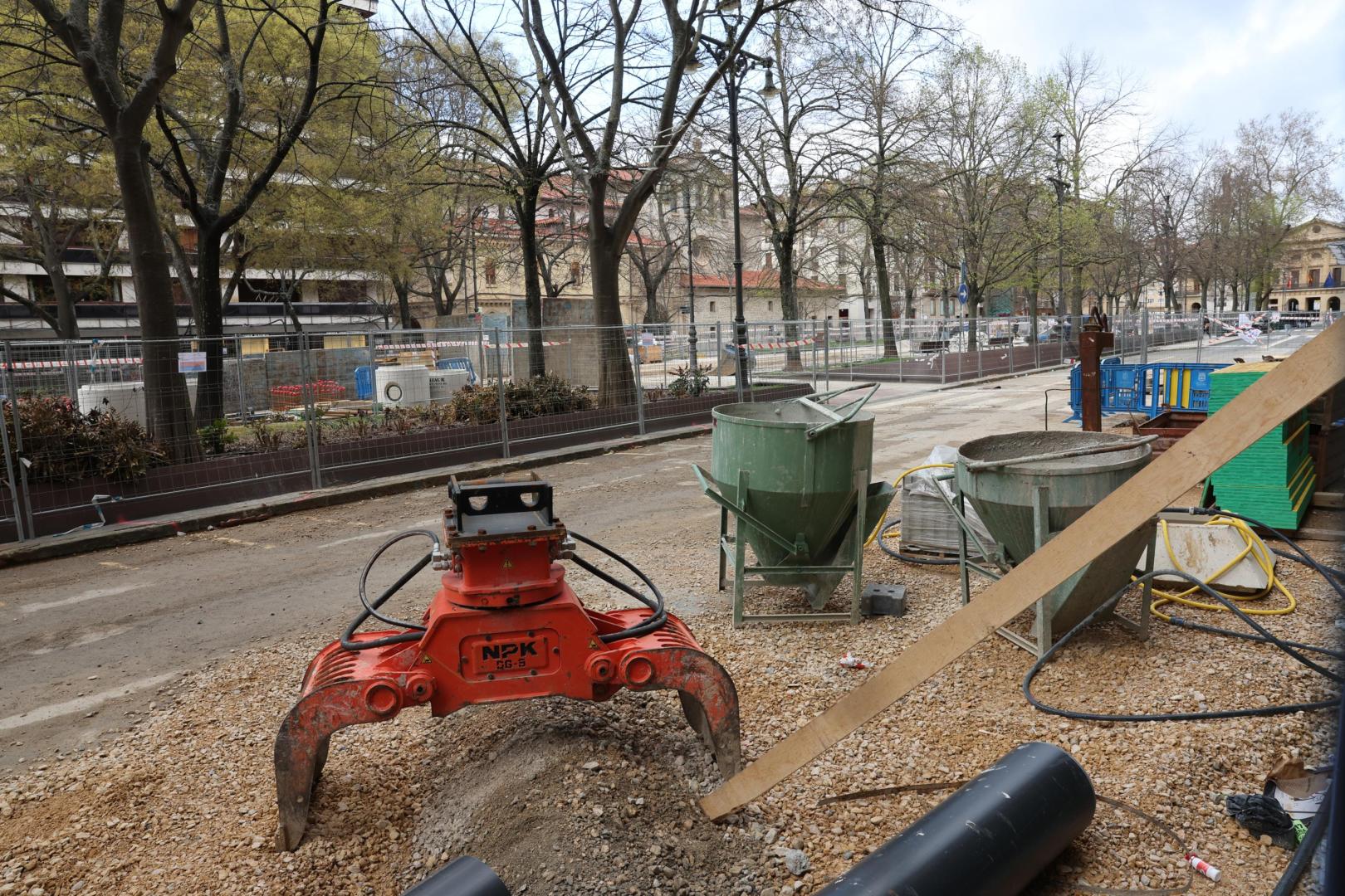 Hormigoneras en el andén central del paseo de Sarasate en obras