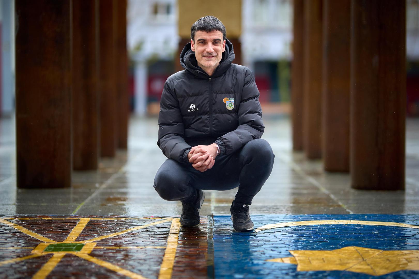 MIguel Etxeberria Angulo, posando junto a la calle Mayor y el Ayuntamiento de Villava