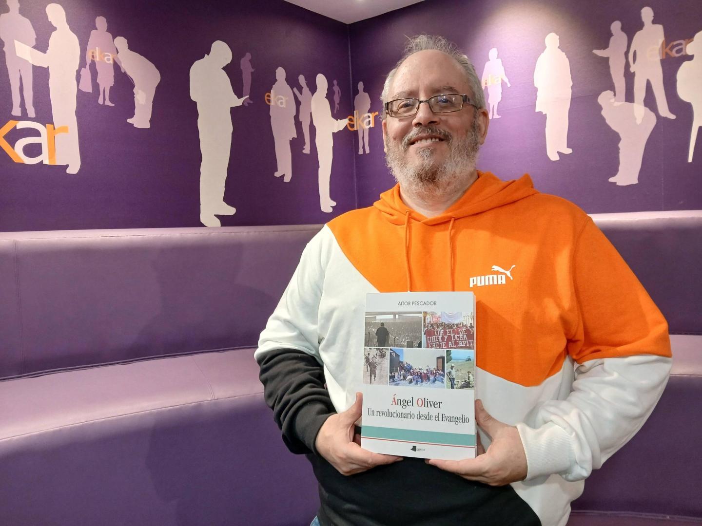 Aitor Pescador, con el libro que ha escrito sobre Ángel Oliver, hace unos días en la presentación en la librería Elkar Comedias de Pamplona