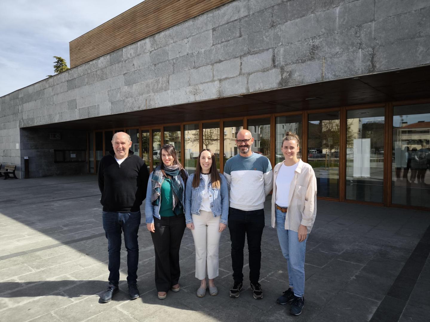 Ángel Martín Unzué Ayanz (alcalde de Aoiz), Isabel González Villar (directora de la Federación de Bandas de Música de Navarra), Leire Unzué Villanueva (saxofonista), Joseba Alcalde Sanz (concejal de Cultura) y Rut Etxarte Buezo (técnico de Cultura), tras la presentación del concierto en la Casa de Cultura de Aoiz