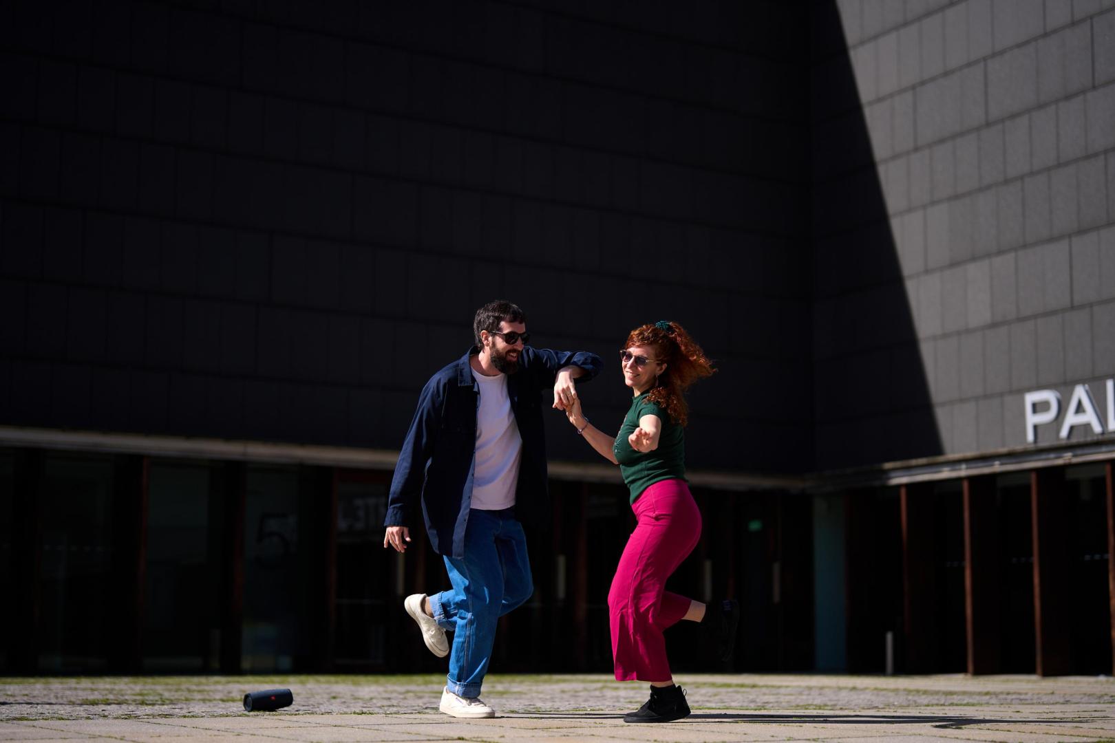 Andrés Usatorre y Celeste Plaza hicieron ayer una demostración en la plaza del Baluarte