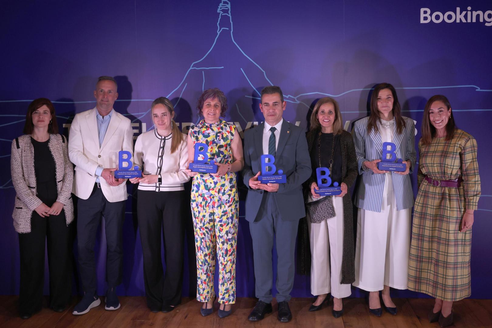 La consejera de Cultura, Rebeca Esnaola (cuarta por la izquierda), posa con el resto de premiados