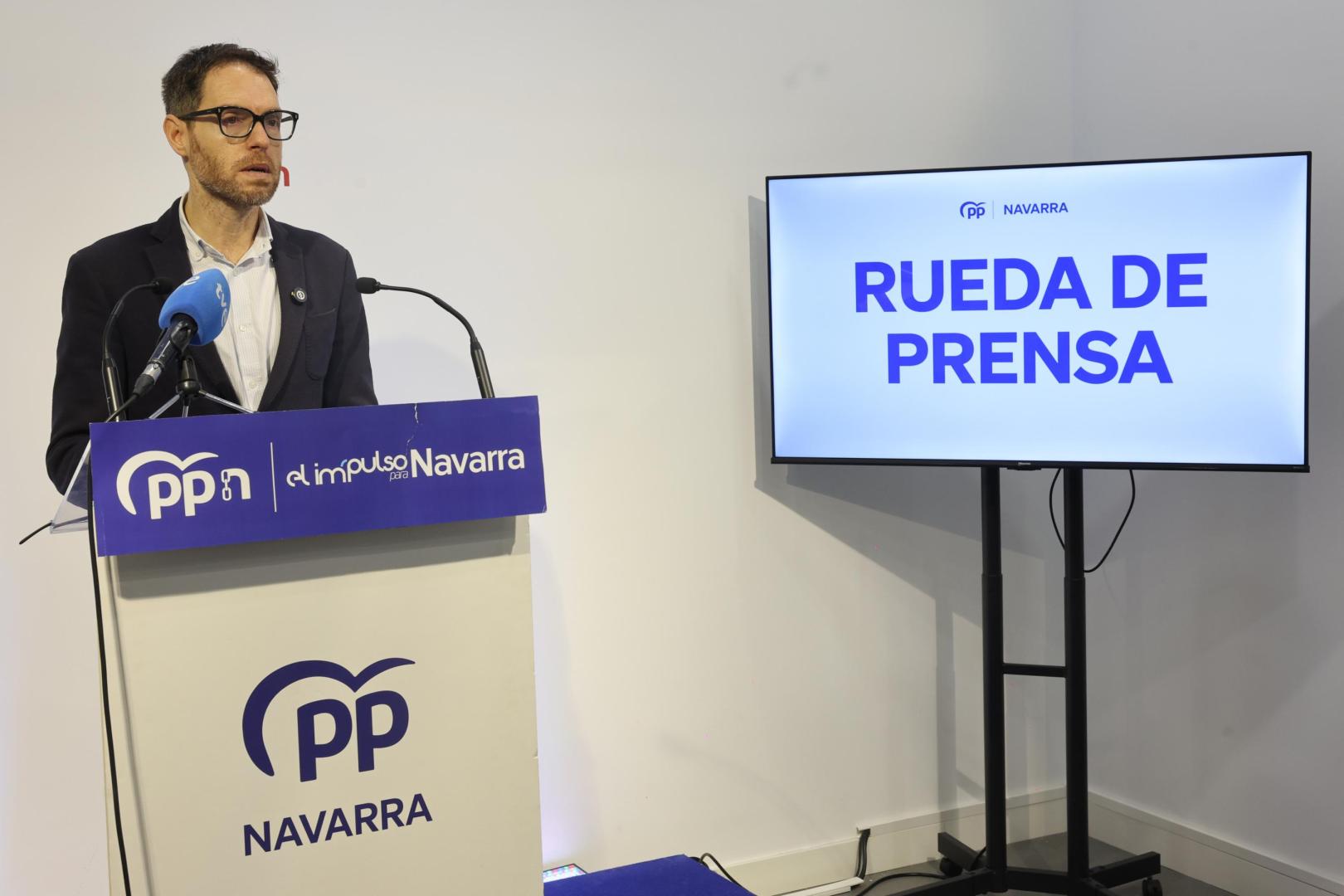 El secretario general del PP navarro y diputado, Sergio Sayas, en la rueda de prensa que dio este jueves en la sede de su partido.