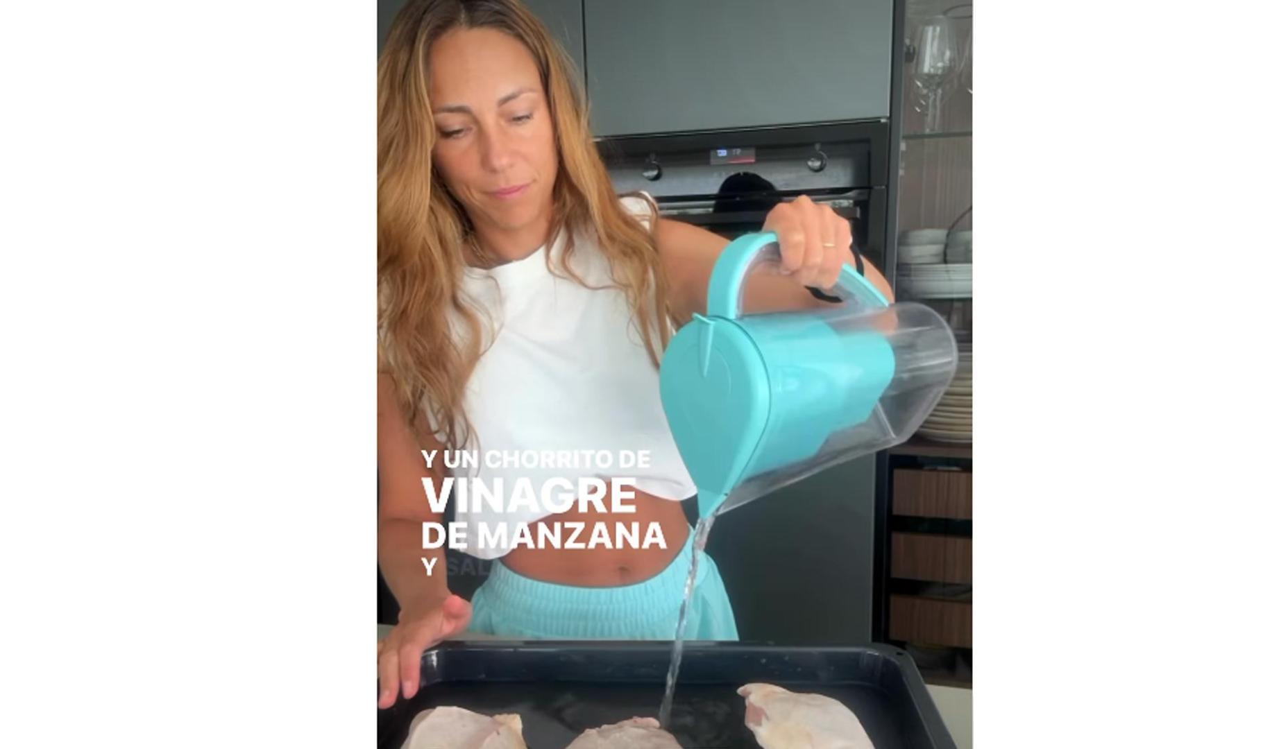 Blanca, durante la elaboración del pollo