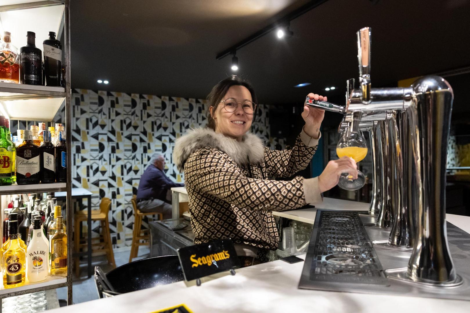Irene Moneo Mejías, tras la barra de su bar La Cura de Tudela