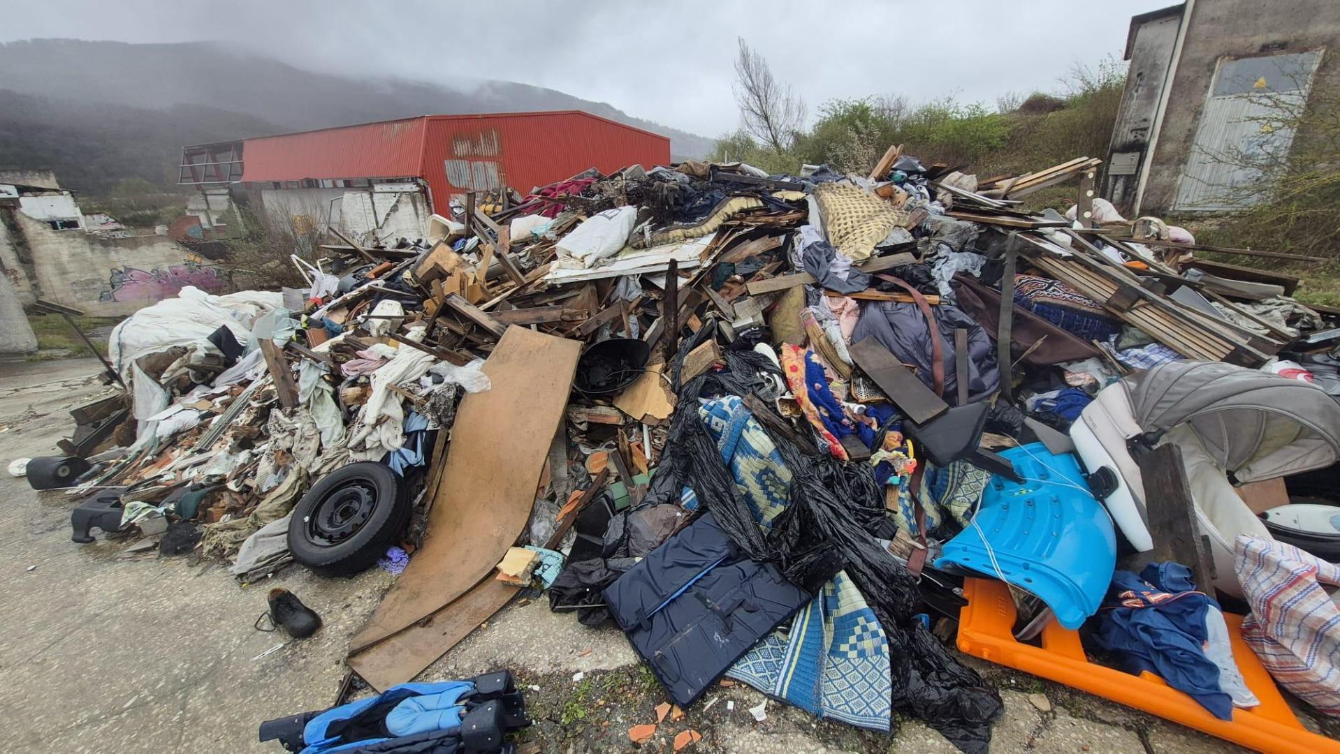 Restos de distinto signo apilados en el exterior de las naves de Ziordia.