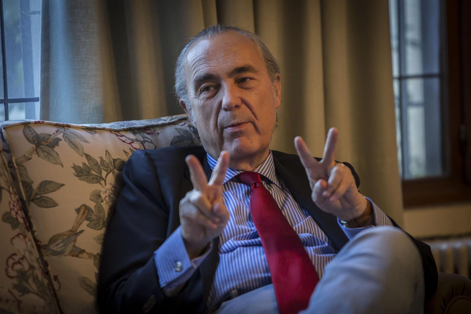 Luis Alberto de Cuenca gesticula durante una visita a la Universidad de Navarra en 2015.
