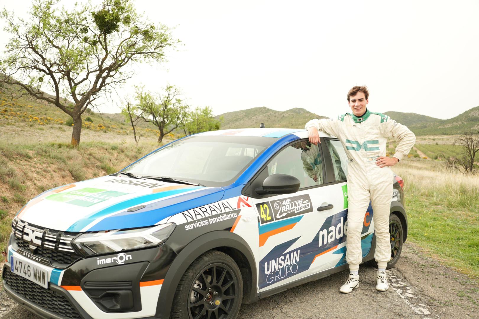 El piloto navarro de 24 años Pablo Alfaro junto a su Dacia Sandero en la prueba realizada el pasado sábado en Fitero.