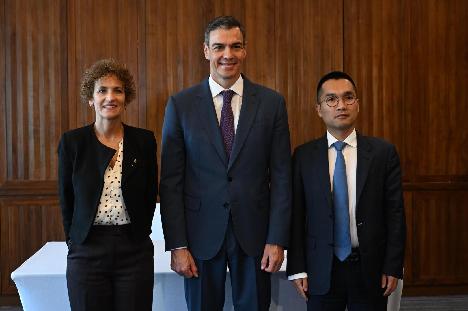 María Chivite, Pedro Sánchez y Jeff Wu