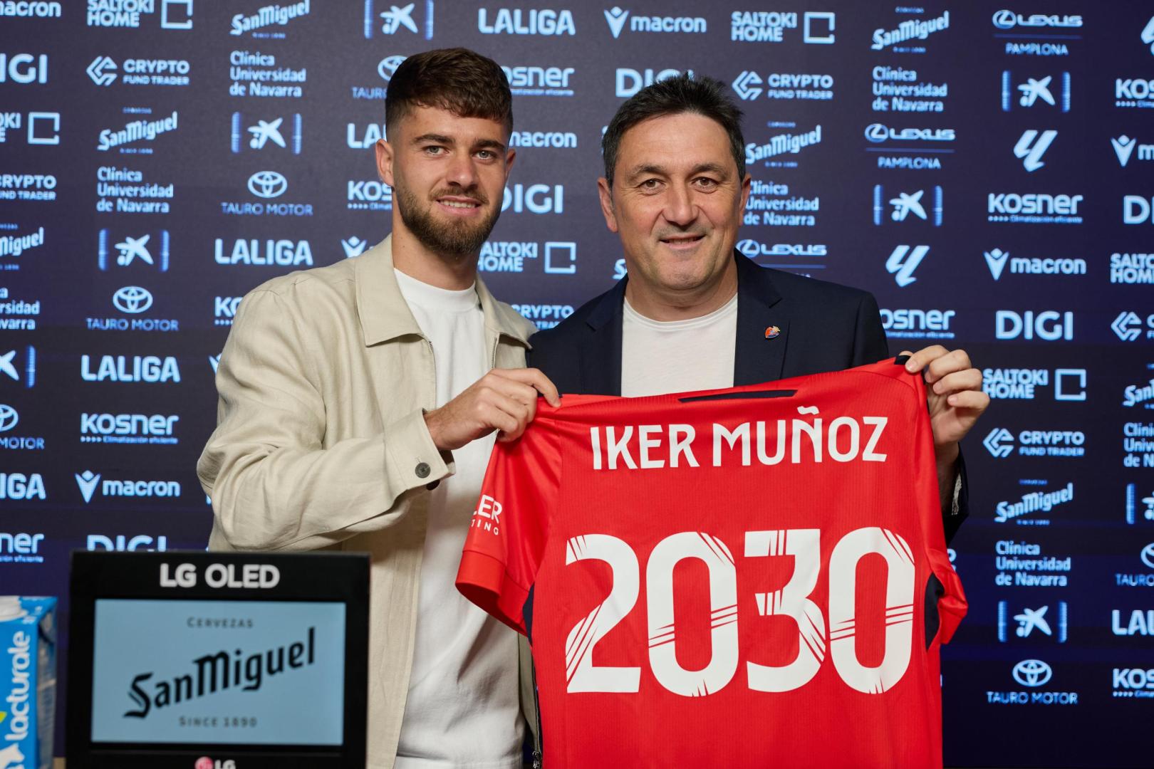 Iker Muñoz y Braulio Vázquez posan en la rueda de prensa por la renovación del centrocampista rojillo