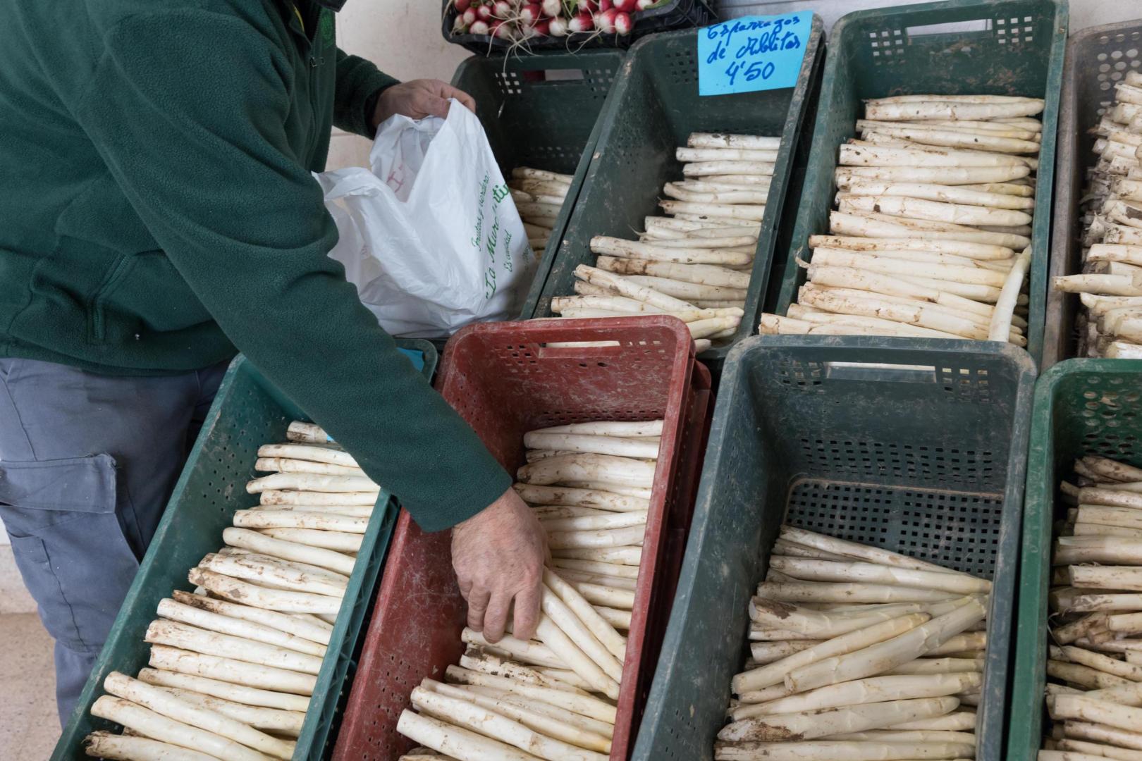 Imagen de un puesto de venta de espárragos en el Mercado de Abastos de Tudela