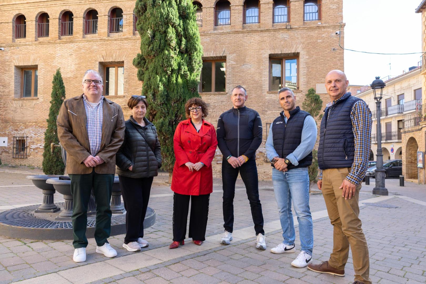De izda. a dcha.: Gorka Azcona Bertol (Gestoría Gorka y Carlos), Carmela Arrondo Muñoz (Club de Jubilados), MªCarmen Segura Moreno (alcaldesa de Villafranca), Juan Barásoain Fabo (promotor del proyecto), Óscar Delgado Puerta (Fitness Project), y Miguel Ángel Legaz Alcaide (usuario de los cursos de spinning)