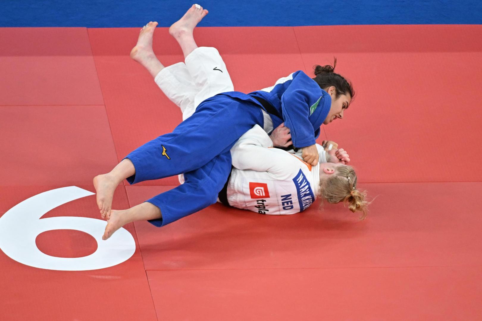 Ariane Toro, dominando a su rival en la pelea por la medalla de bronce en el Europeo disputado en Georgia