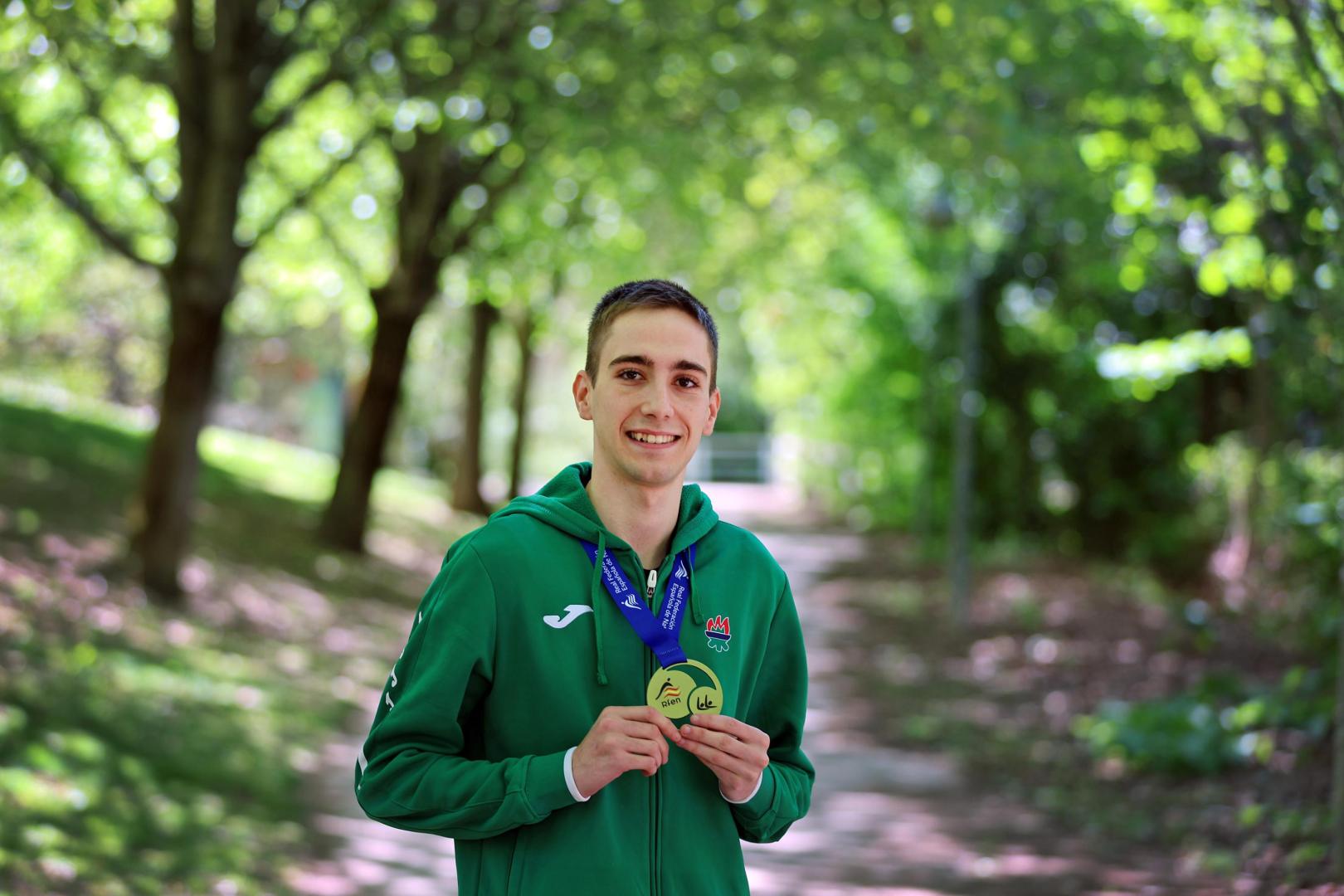 Alexander Hasenburg, con la medalla de oro, en el campus de la UPNA