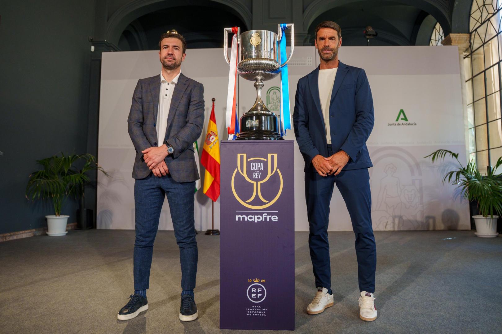 El excapitán del Atlético de Madrid, Gabi (i), y el excentrocampista de la Real Sociedad, Xabi Prieto (d), posan en una foto junto a la Copa del Rey en el Palacio de San Telmo en Sevilla. A 16 de abril de 2026 en Sevilla (Andalucía, España). El estadio de La Cartuja de Sevilla acoge por séptima vez consecutiva una final de la Copa del Rey de Fútbol, este año el Atlético de Madrid se medirá con la Real Sociedad en un encuentro que tendrá lugar a partir de las 21,00h de este próximo sábado, 18 de Abril. Cabe recordar que los colchoneros han conquistado la copa en 10 ocasiones, frente a las tres de la Real sociedad. 16 ABRIL 2026 Francisco J. Olmo / Europa Press 16/04/2026