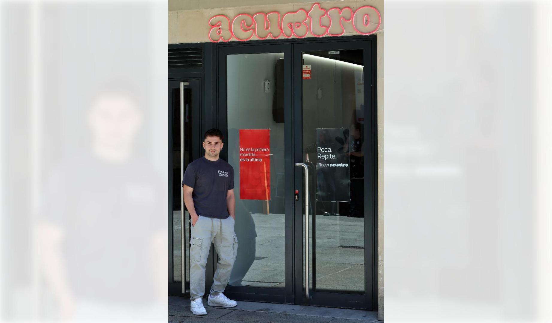 Alejandro Jódar Serrano en la puerta de su nueva hamburguesería ‘take away’, Acuatro Burger.