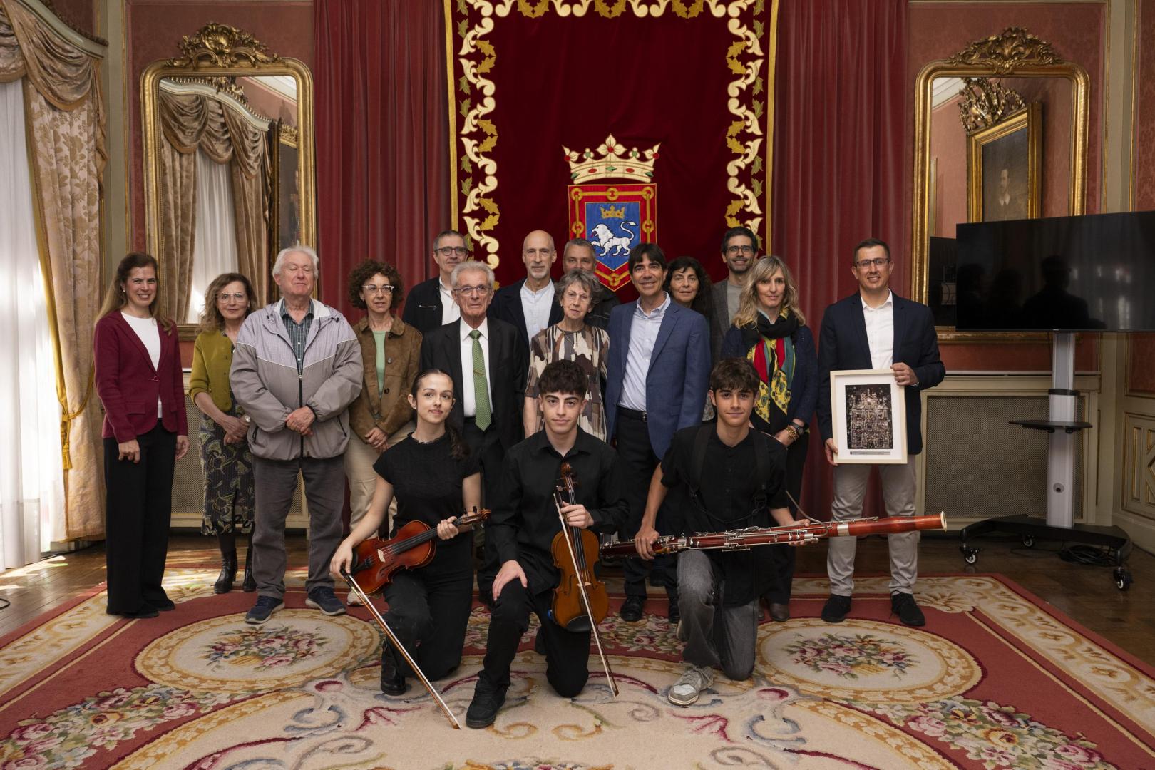 Directores, profesores y músicos de la escuela Joaquín Maya, durante el homenaje de ayer
