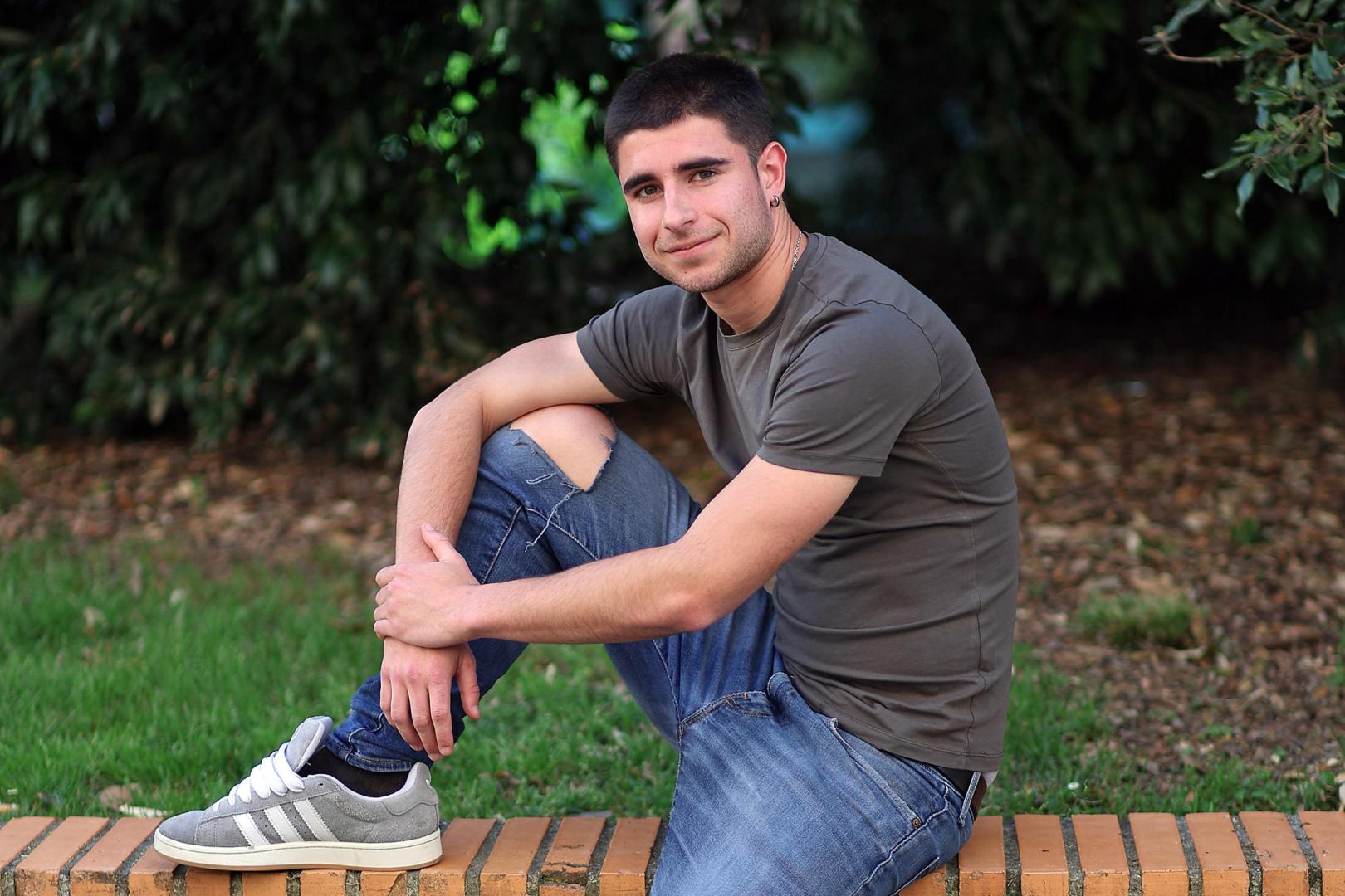 Imanol Beloki, centrocampista del Valle de Egüés, en la Plaza la Constitución de Burlada