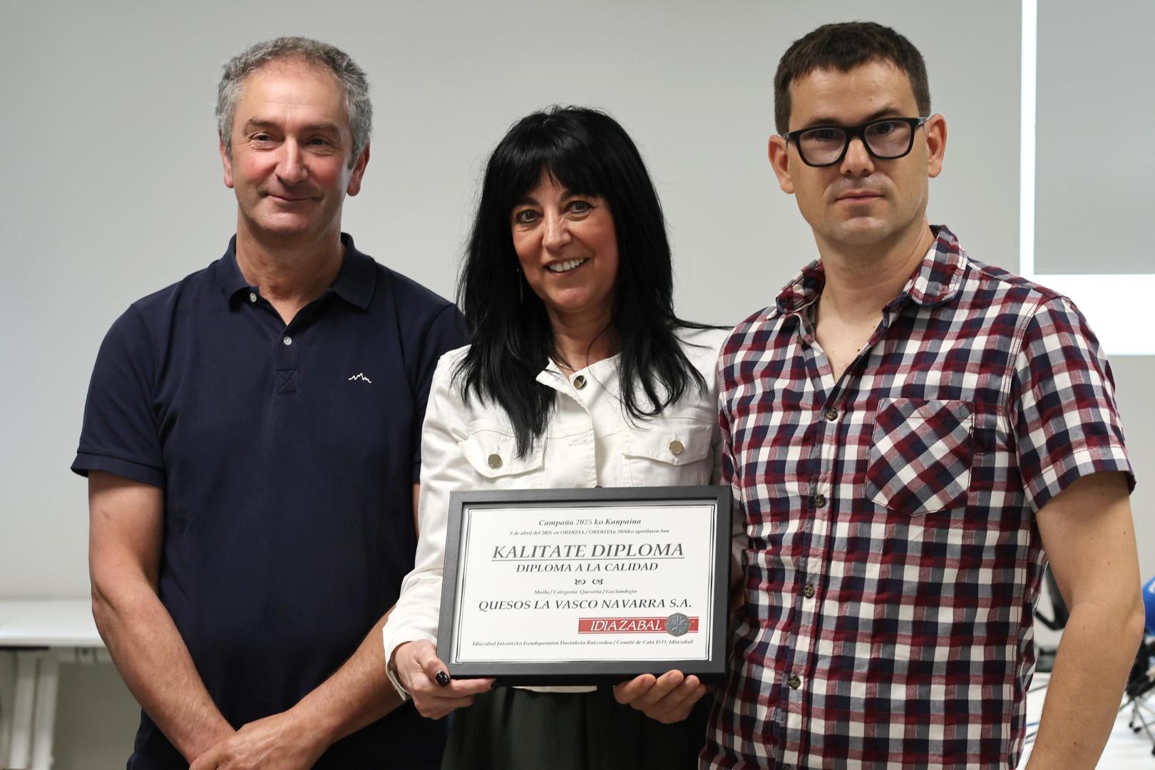 Por la izquierda: Félix Ajuria (presidente de la denominación Idiazábal) junto a Erkuden Elbusto  (directiva de La Vasco Navarra)y Gorka Pérez de Albéniz (director y propietario de La Vasco Navarra)
