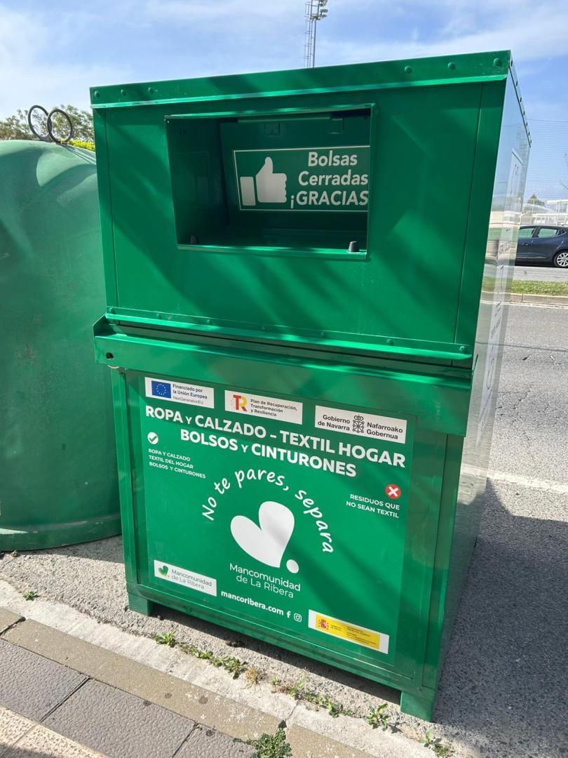 Imagen de los contenedores textiles de la Mancomunidad de la Ribera