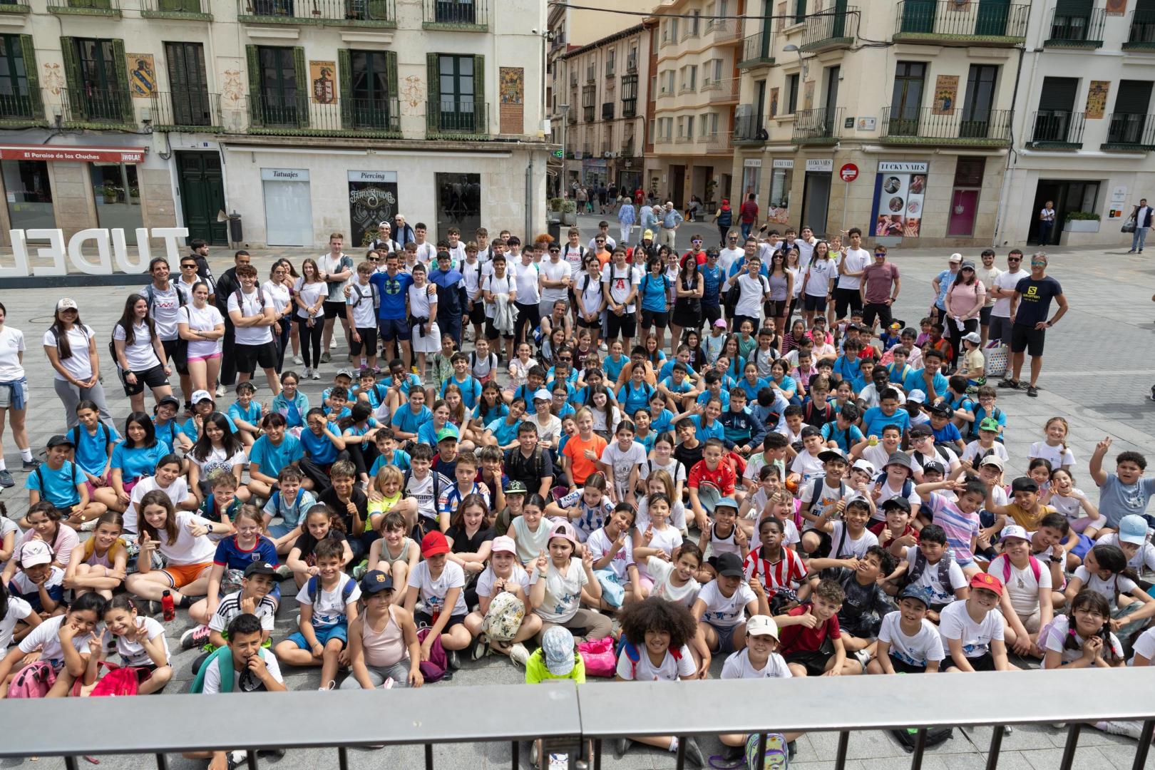 Organizadores y participantes en el Día de la Educación Física en la Calle, juntos en la plaza de los Fueros de Tudela