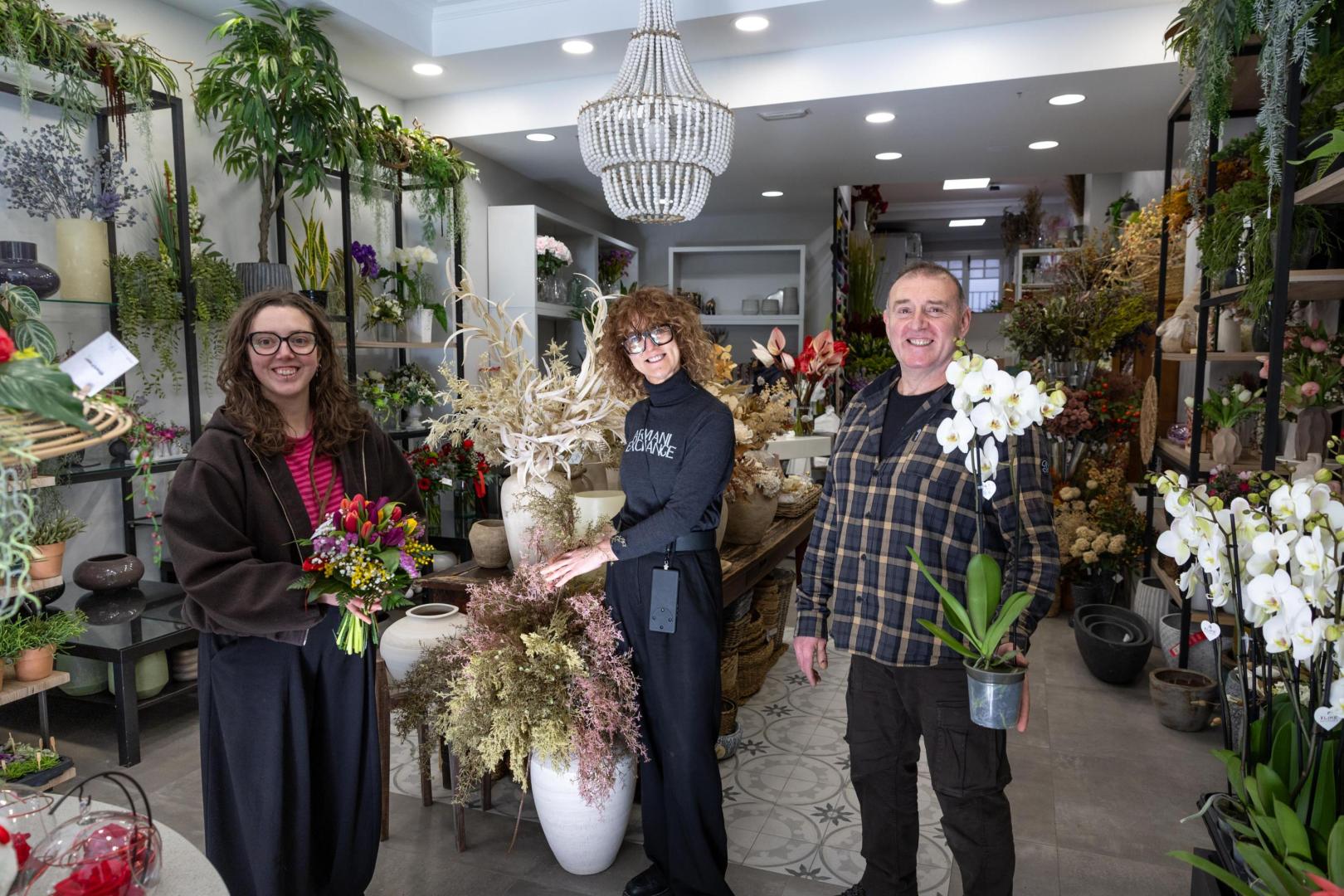 El matrimonio ablitero formado por Esther Aznar Melero y Richard Enériz Arriazu, junto a su hija Carla, en el interior de su floristería Esther Floristas de Tudela