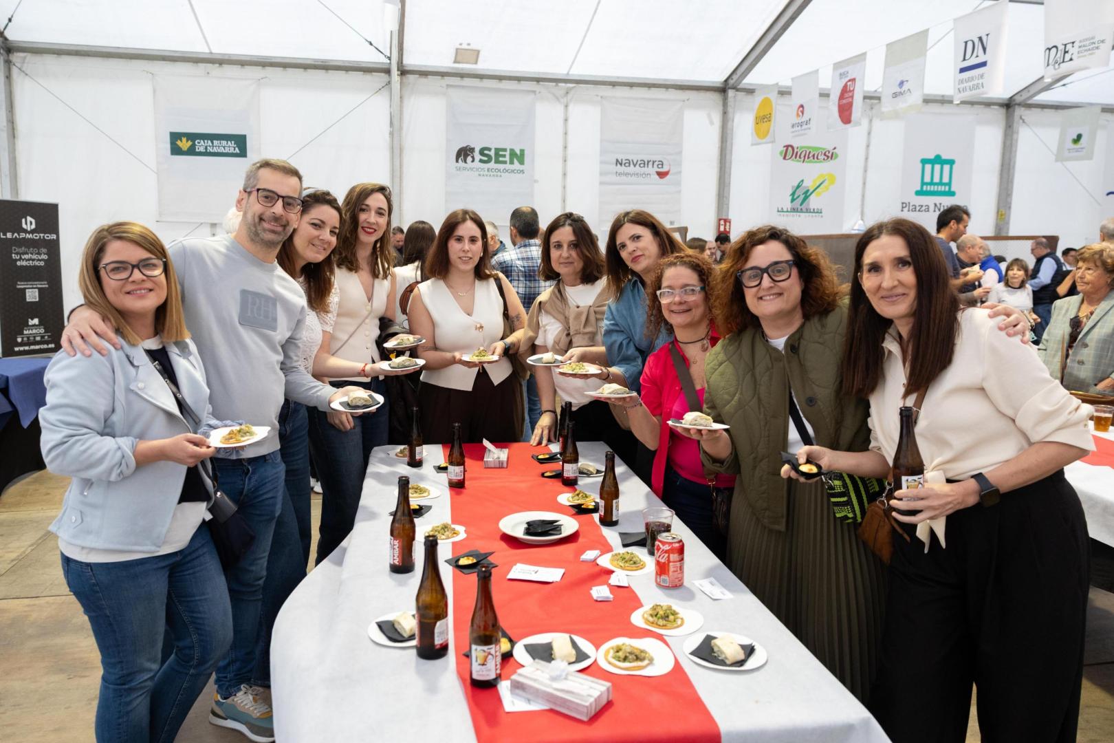 Varios asistentes al Certamen Restapa de Tudela, en la Carpa del Volatín