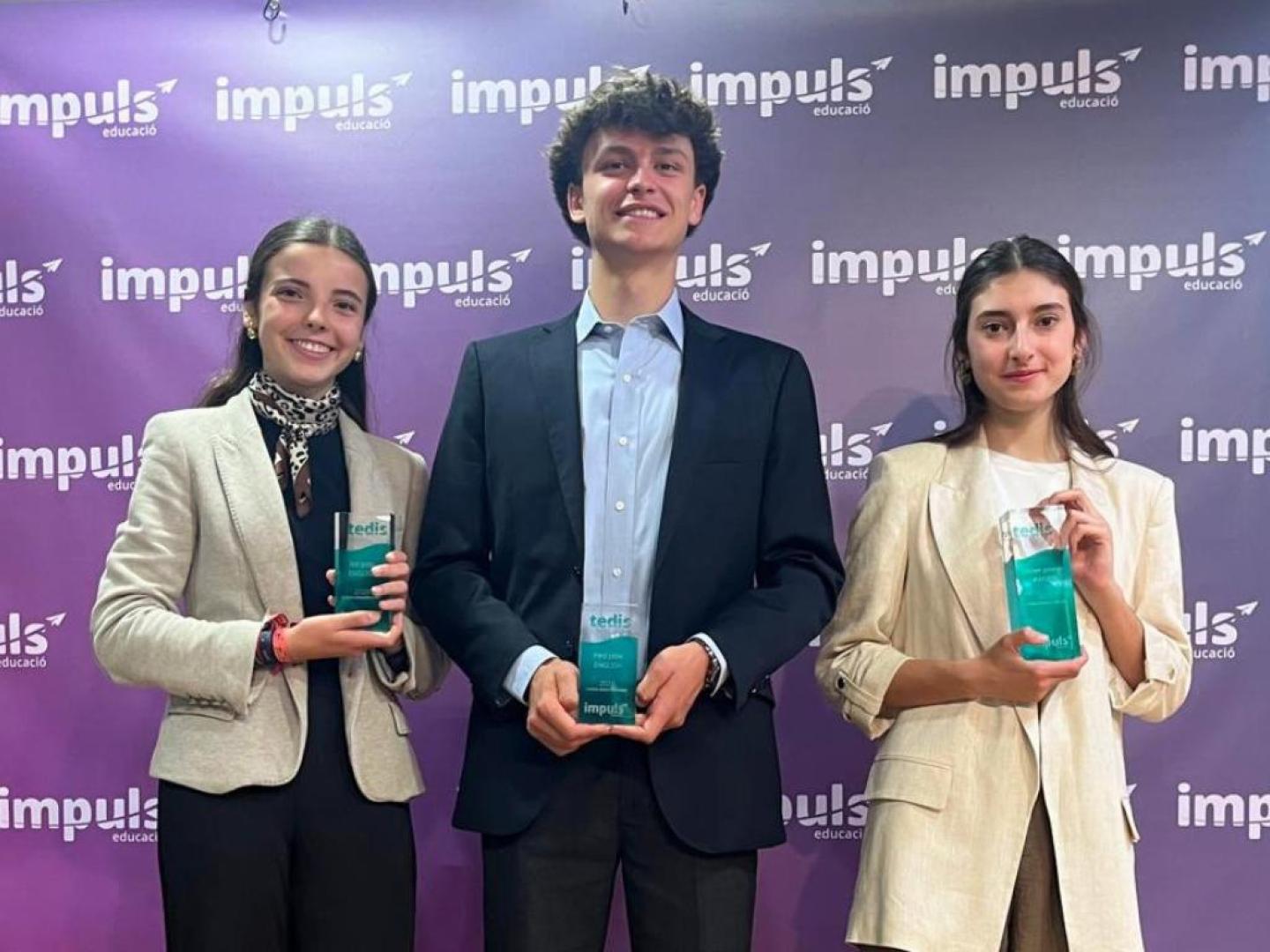 Aitana Sanz, Guillermo Santirso y Sara Segura, tras la final nacional de TEDIS 2026 celebrada en San Cugat del Vallès (Barcelona