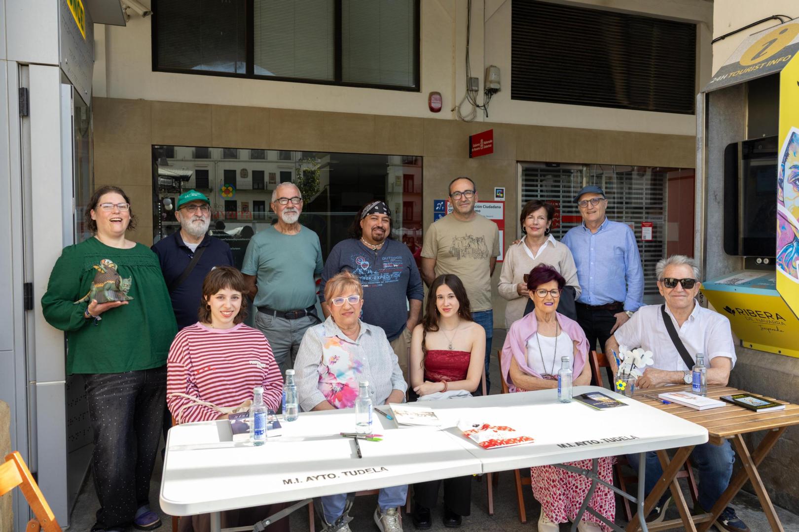 De pie, de izquierda a derecha: Leticia de la Osa Luzán, José María de la Osa López, Juanjo Marqués Cornago, Martín Spence, Víctor Angulo Las Heras, Rosa Blasco Gil, y Juan Sainz Hernández de Ubago. Sentados, de izquierda a derecha: Cristina Moreno Vitas, Fefa Blanco Arriazu, Elsa Baroja Albericio, Cristina Rupérez Palomar, y Pepe Alfaro Blanco