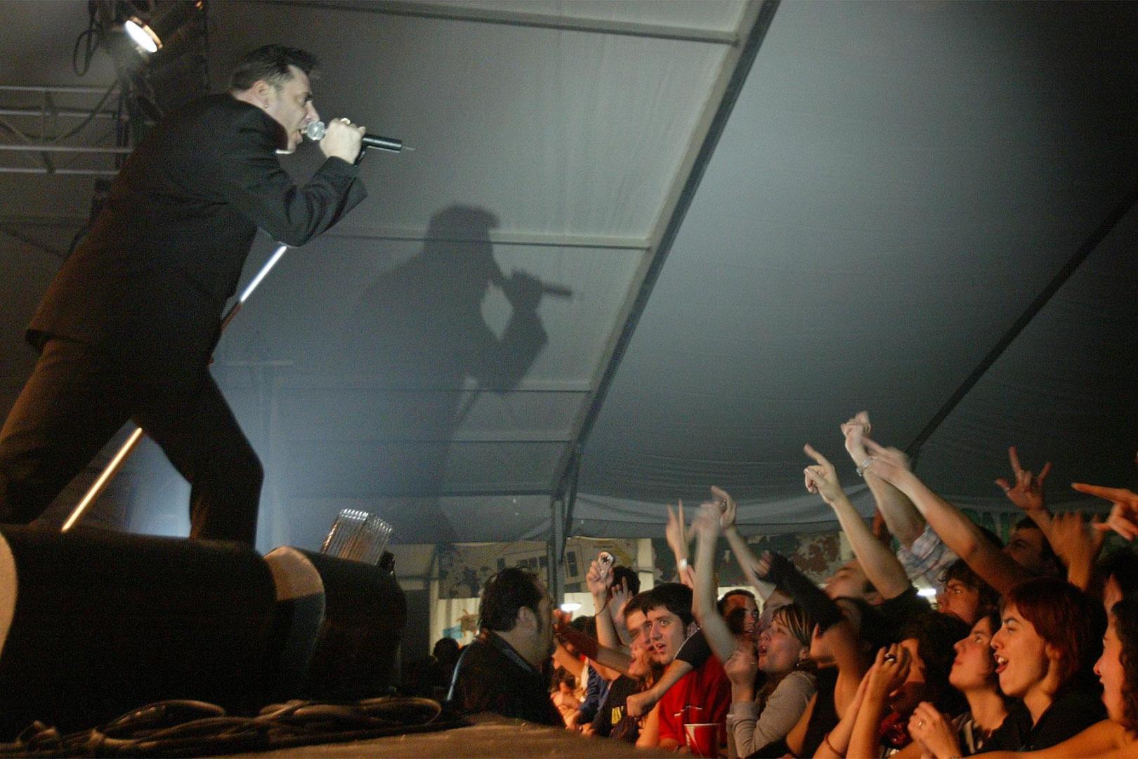 Loquillo canta al público de la Carpa Universitaria celebrada en el Sadarcillo el 19 de noviembre de 2004