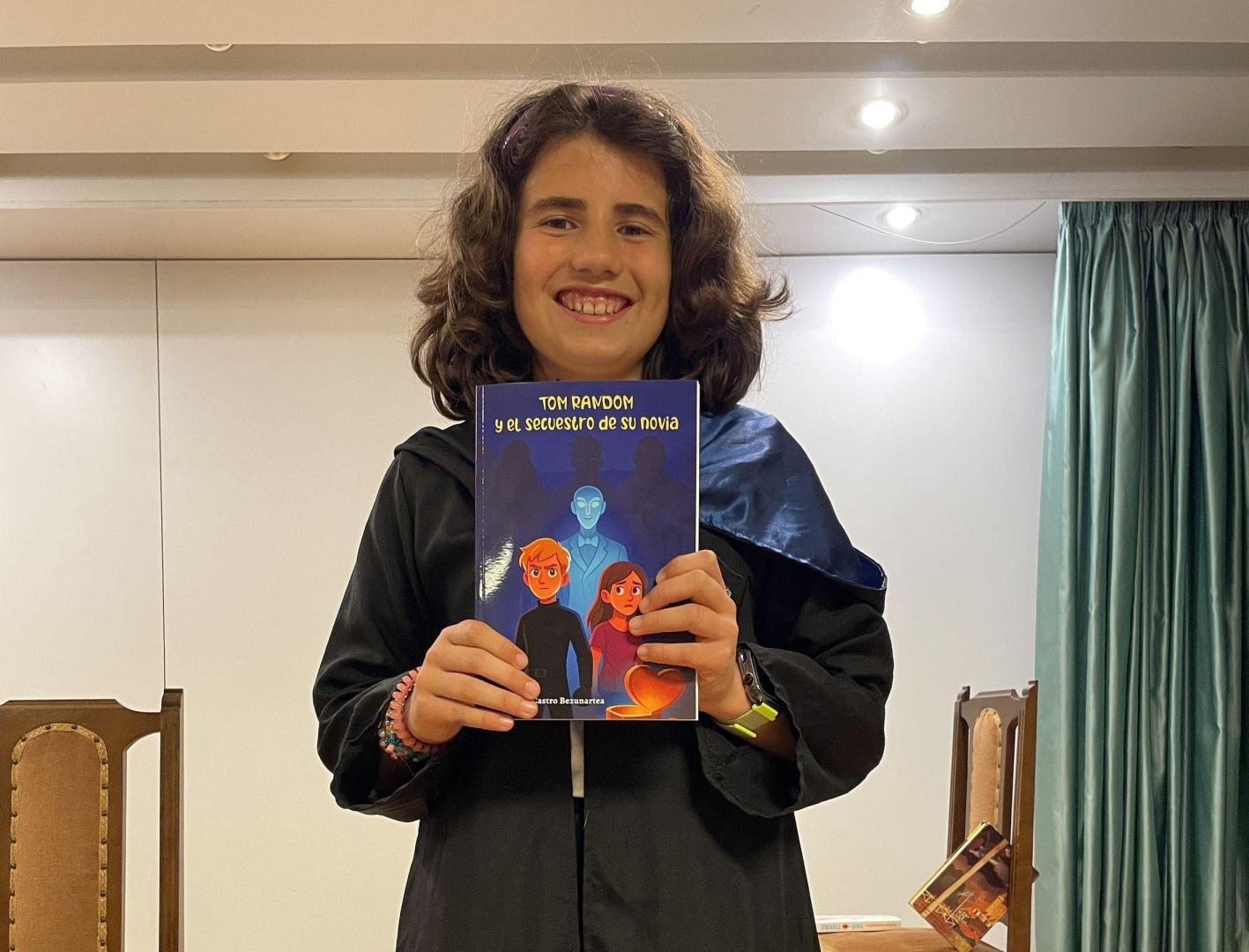 Lucía Castro Bezunartea, posando con su libro