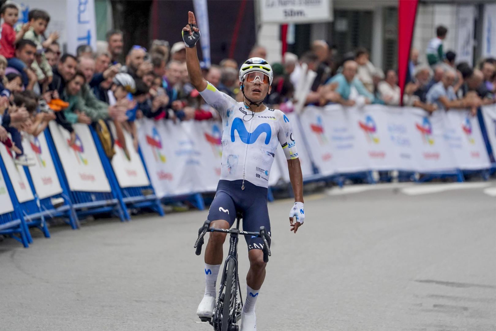 El colombiano Nairo Quintana, líder de la general, celebra la victoria conseguida en segunda etapa de la Vuelta Ciclista a Asturias 2026, disputada entre Llanes y Pola de Lena, con un recorrido de 140 kilómetros con el alto de la Colladiella, de primera categoría, y otros tres de segunda y tercera. EFE/Paco Paredes