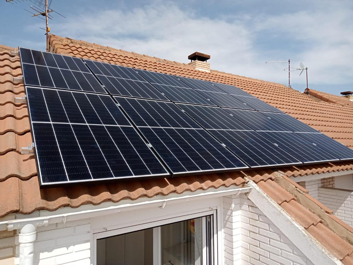 Instalación solar sobre una vivienda residencial
