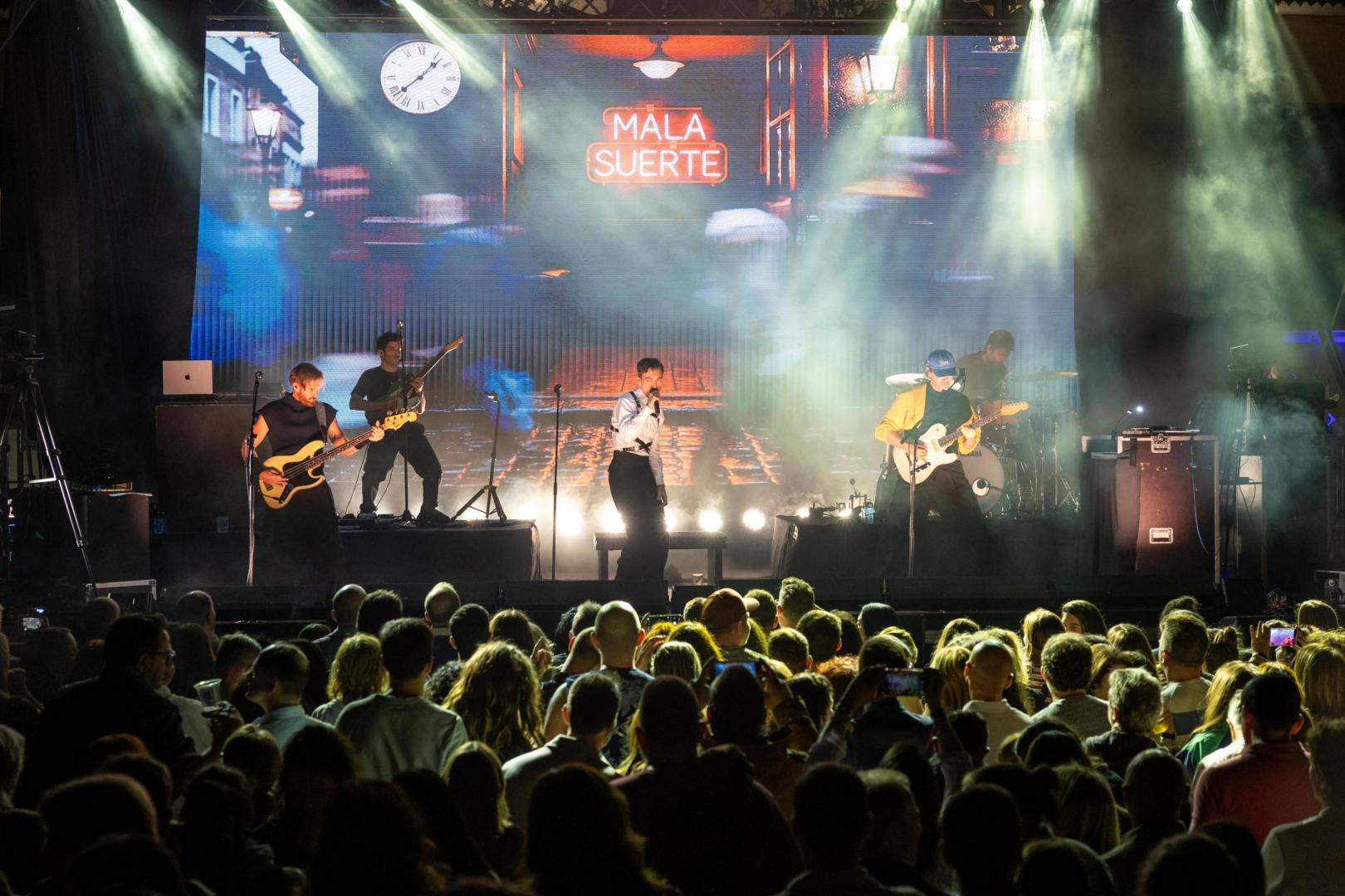 Instante de la actuación de Miss Caffeina en la plaza de los Fueros de Tudela
