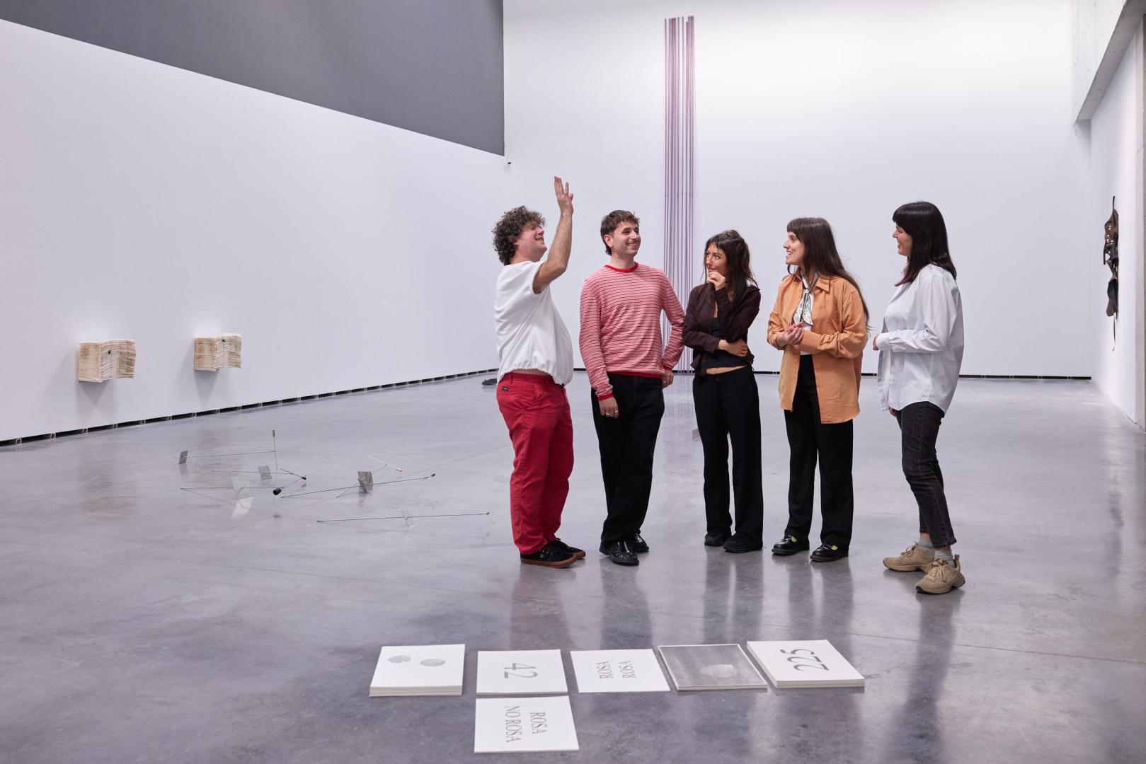 Desde la izquierda, Pablo Marte, Jorge Sevi, Sofía Mendiondo, María Hidalgo y Manuela Pedrón. Ante ellos una de las piezas de Sevi. Detrás, cuatro de Mendiondo